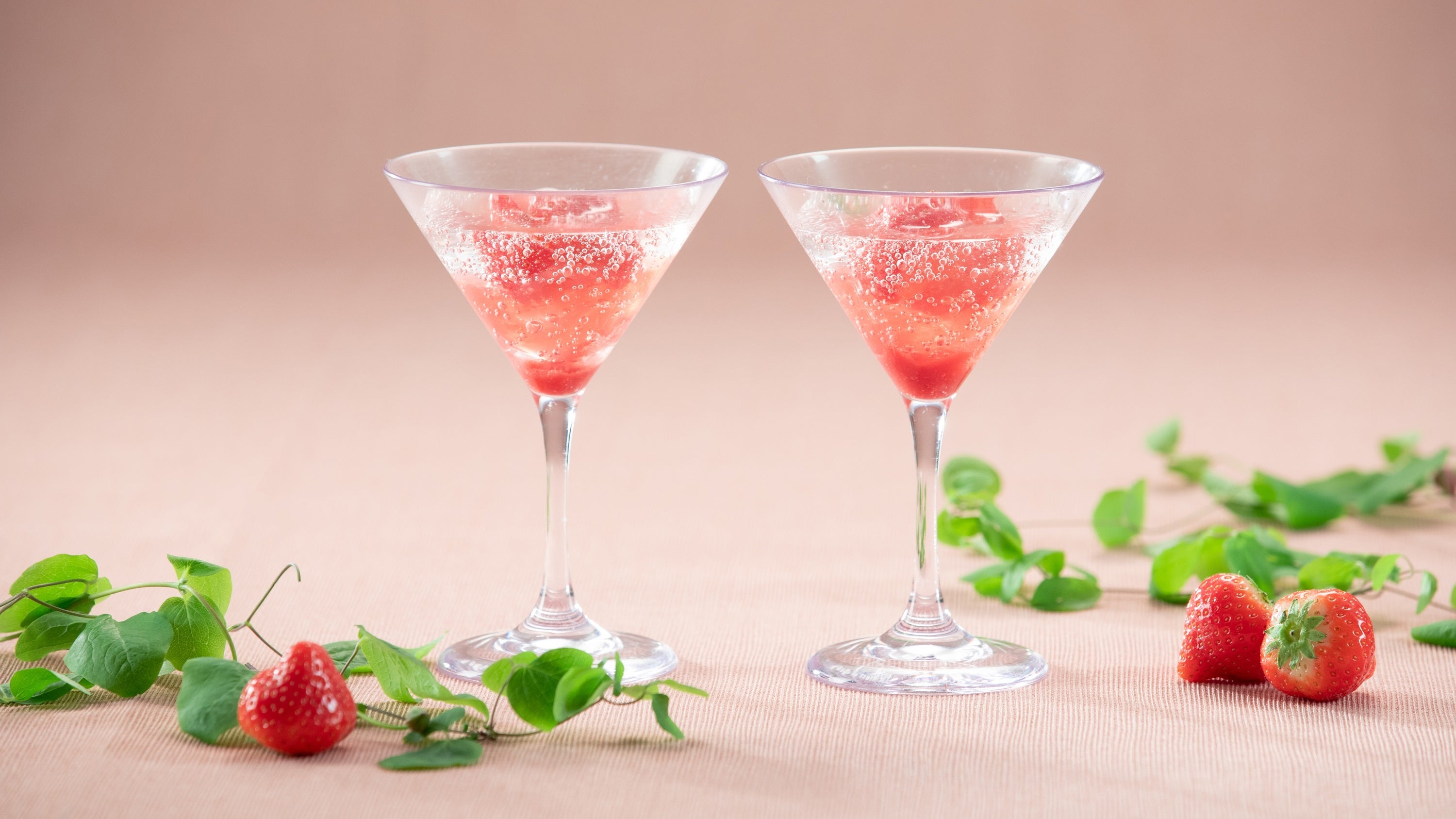 アフタヌーンティーのスタートを彩る「ローズ香るいちごのアミューズ」