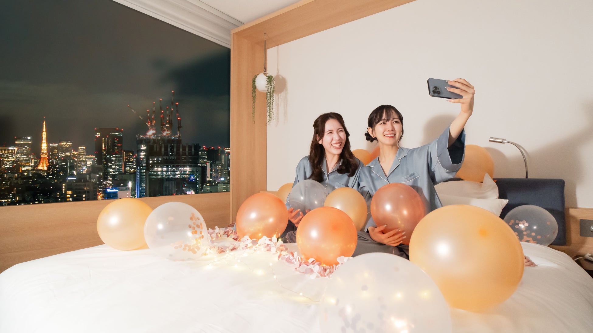 夜景をバックに思い出作りを(品川プリンスホテル)