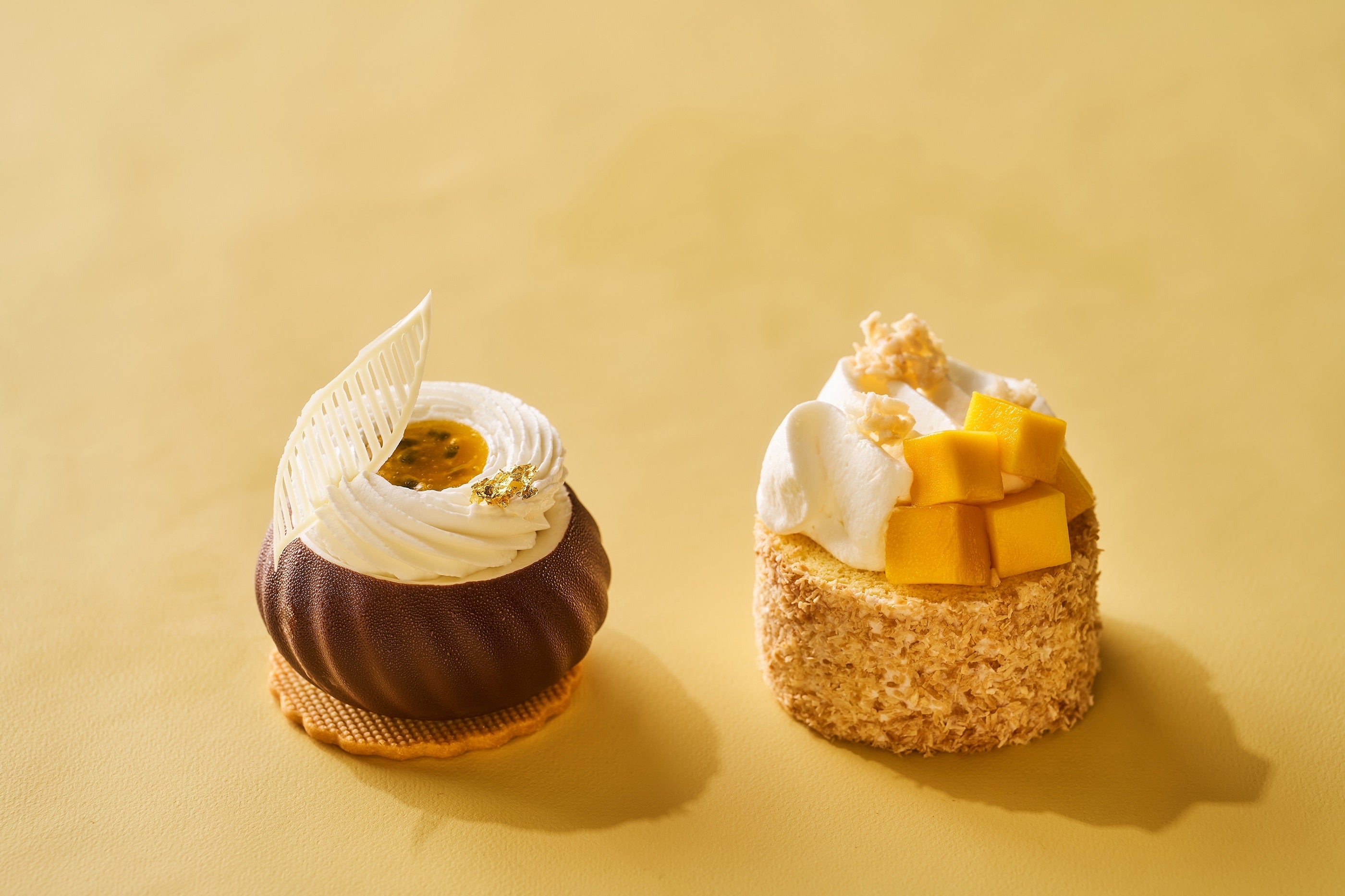 ［左］リリココ ［右］ココナッツ香るトロピカルロール（品川プリンスホテル）