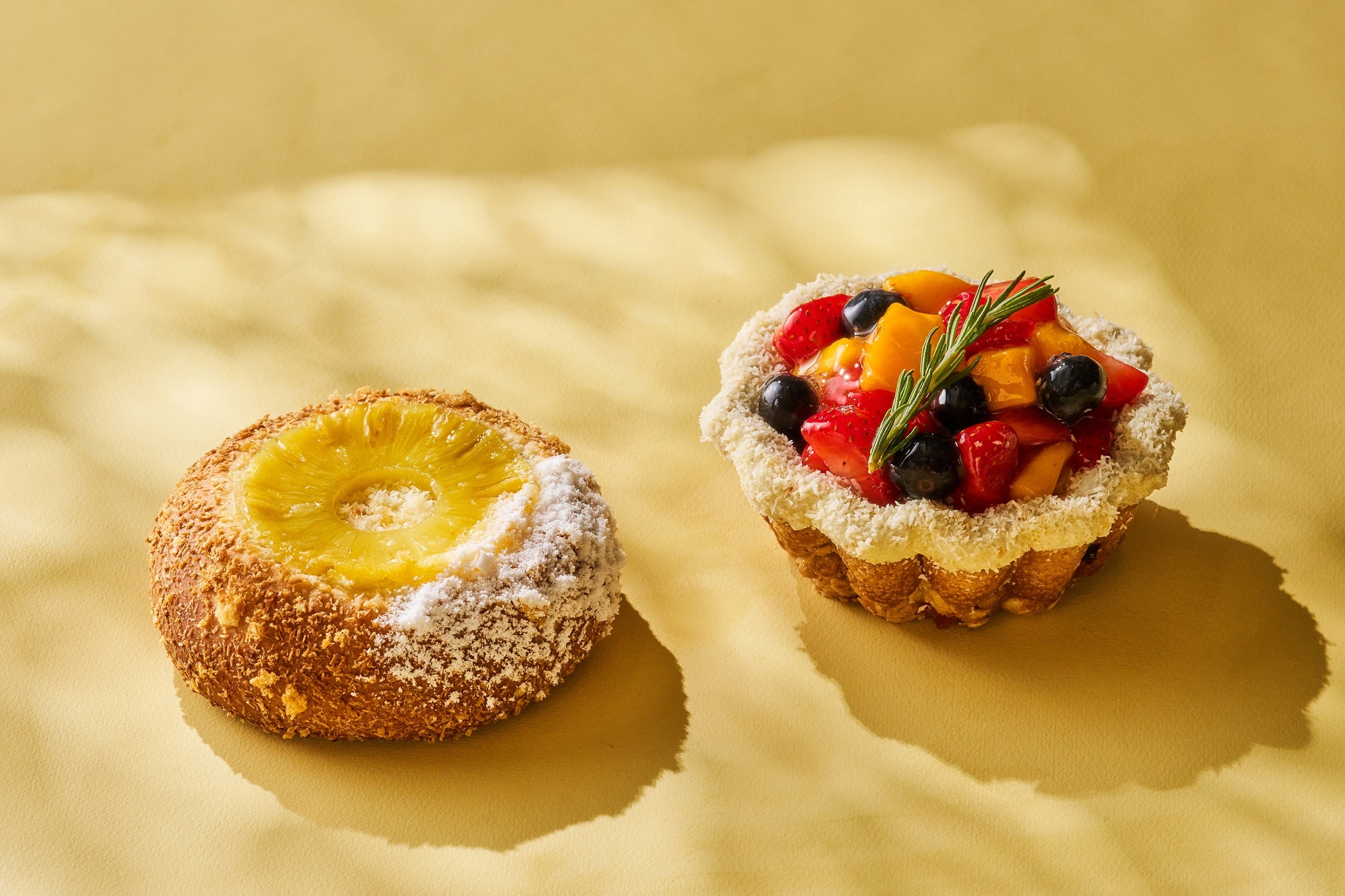 ［左］ハワイアンカレーパン ［左］トロピカルブリオッシュ（品川プリンスホテル）