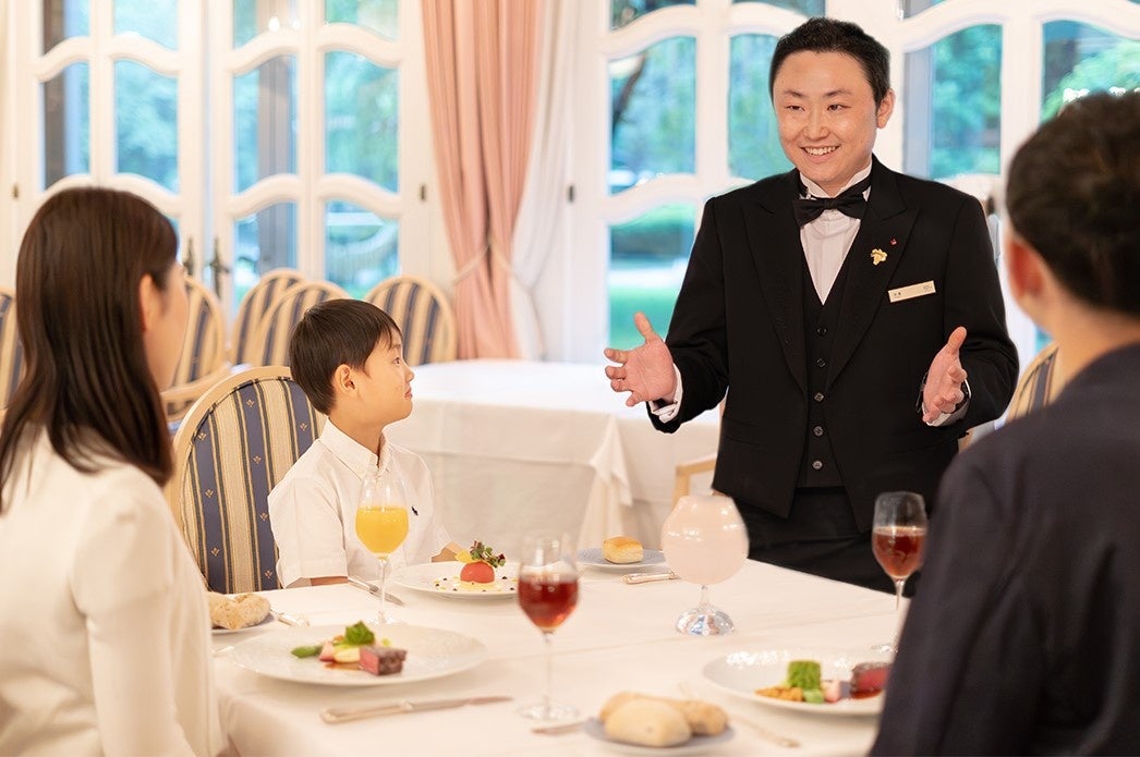 シェフソムリエが本格的なテーブルマナーをレクチャー