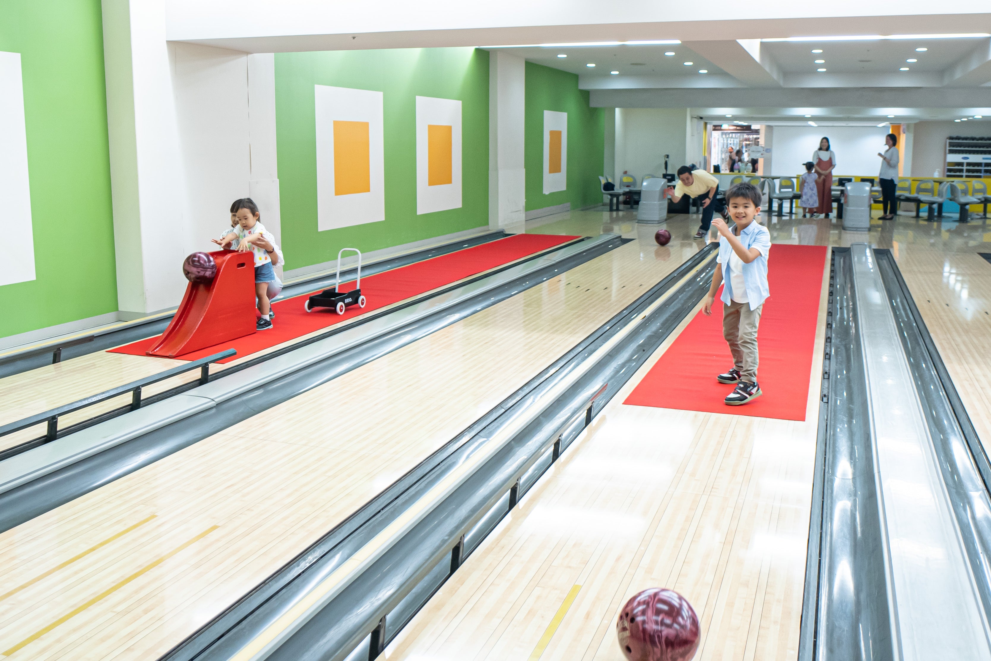 レーンの中間地点より投球ができる「Prince Kids Lane」（品川プリンスホテル）