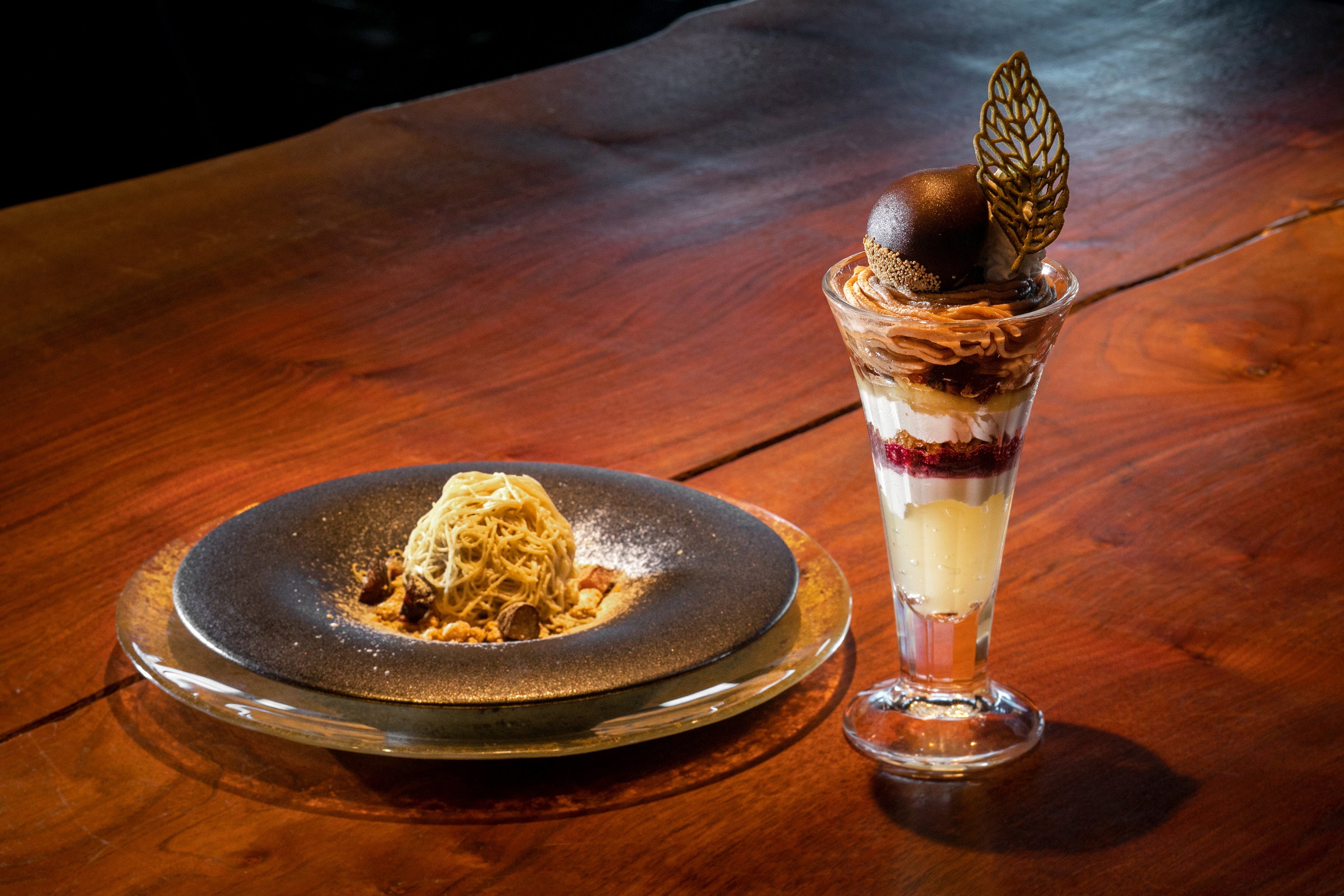 和栗のモンブラン（左）／栗と洋梨のパフェ（右）（品川プリンスホテル）