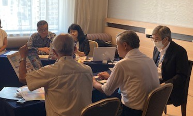 成約に向けて商談を行う日本の中小企業とインドネシア企業経営者の様子