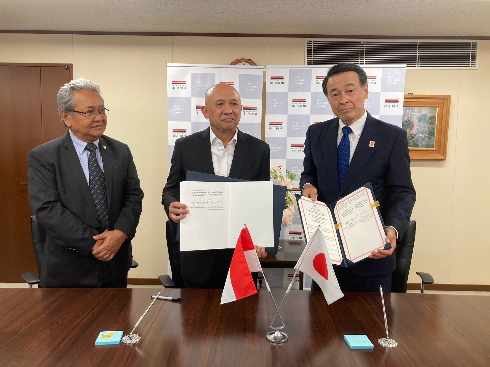 署名式の様子　ヘリ・アフマディ駐日大使（左）、インドネシア協同組合・中小企業省 テテン・マスドゥキ大臣（中央）、中小機構豊永理事長（右）