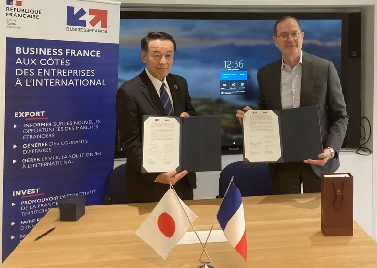 フランスでの署名式の様子　中小機構豊永理事長（左）、フランス貿易投資庁ディディエ・ブローニュDeputy CEO（右）