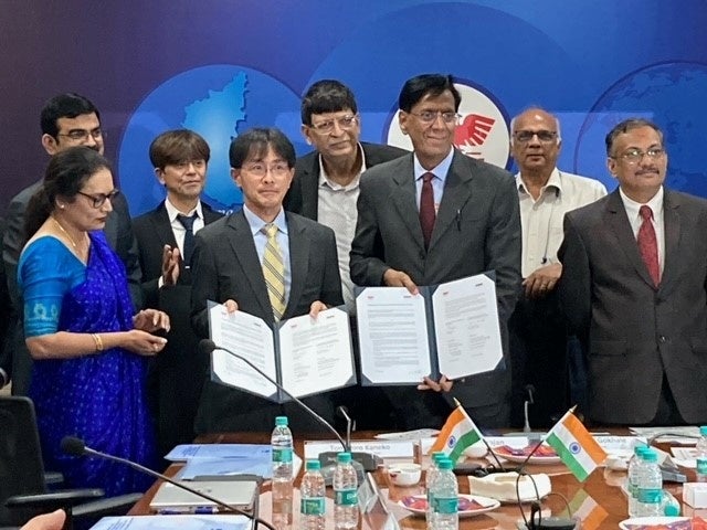 インドでの署名式の写真　中小機構金子理事（前列左から2番目）、 ベンガルール商工会議所デヴァラジャン会頭（前列右から2番目）