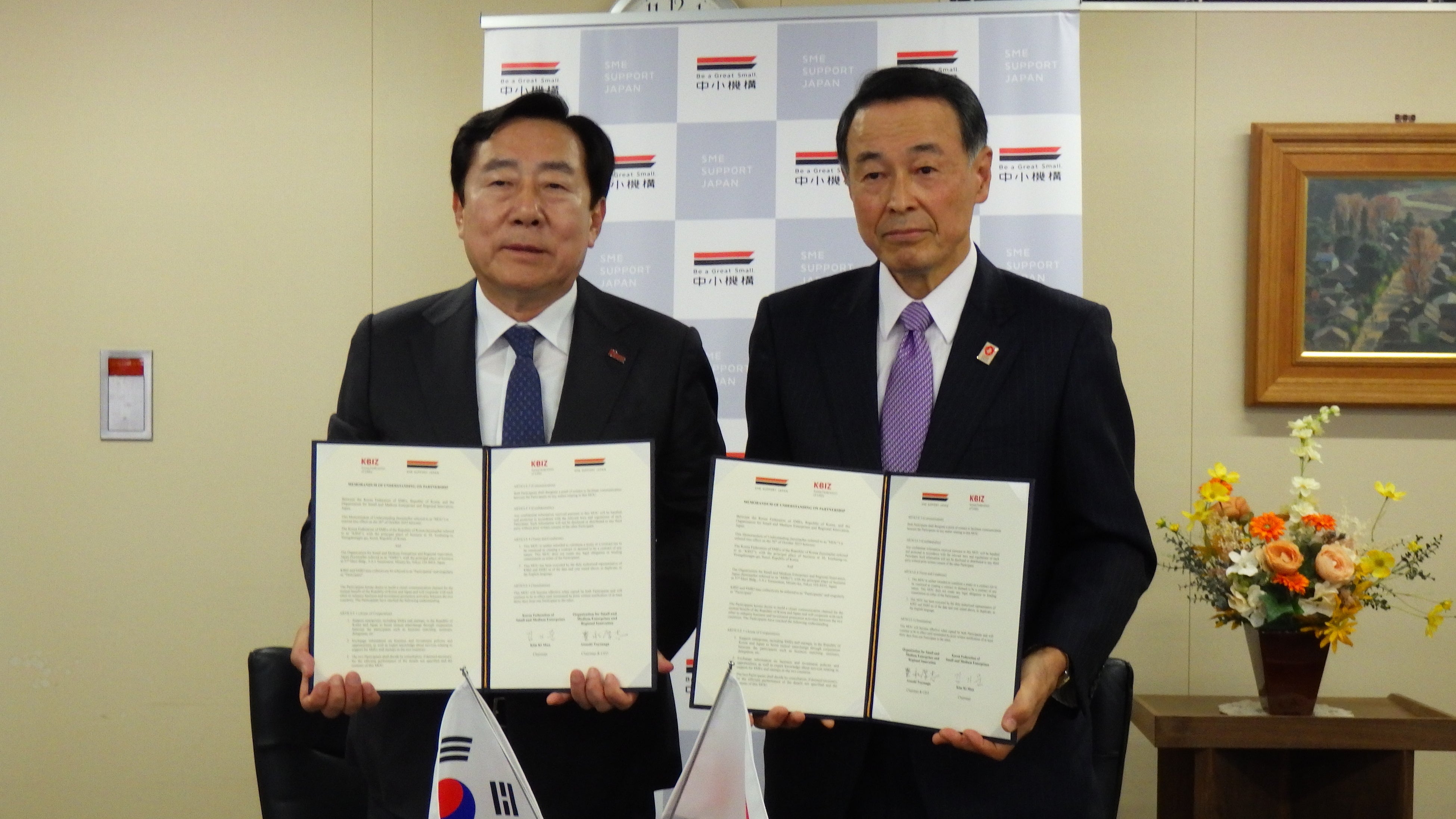 署名式の様子　韓国中小企業中央会金会長（左）、 中小機構豊永理事長（右）