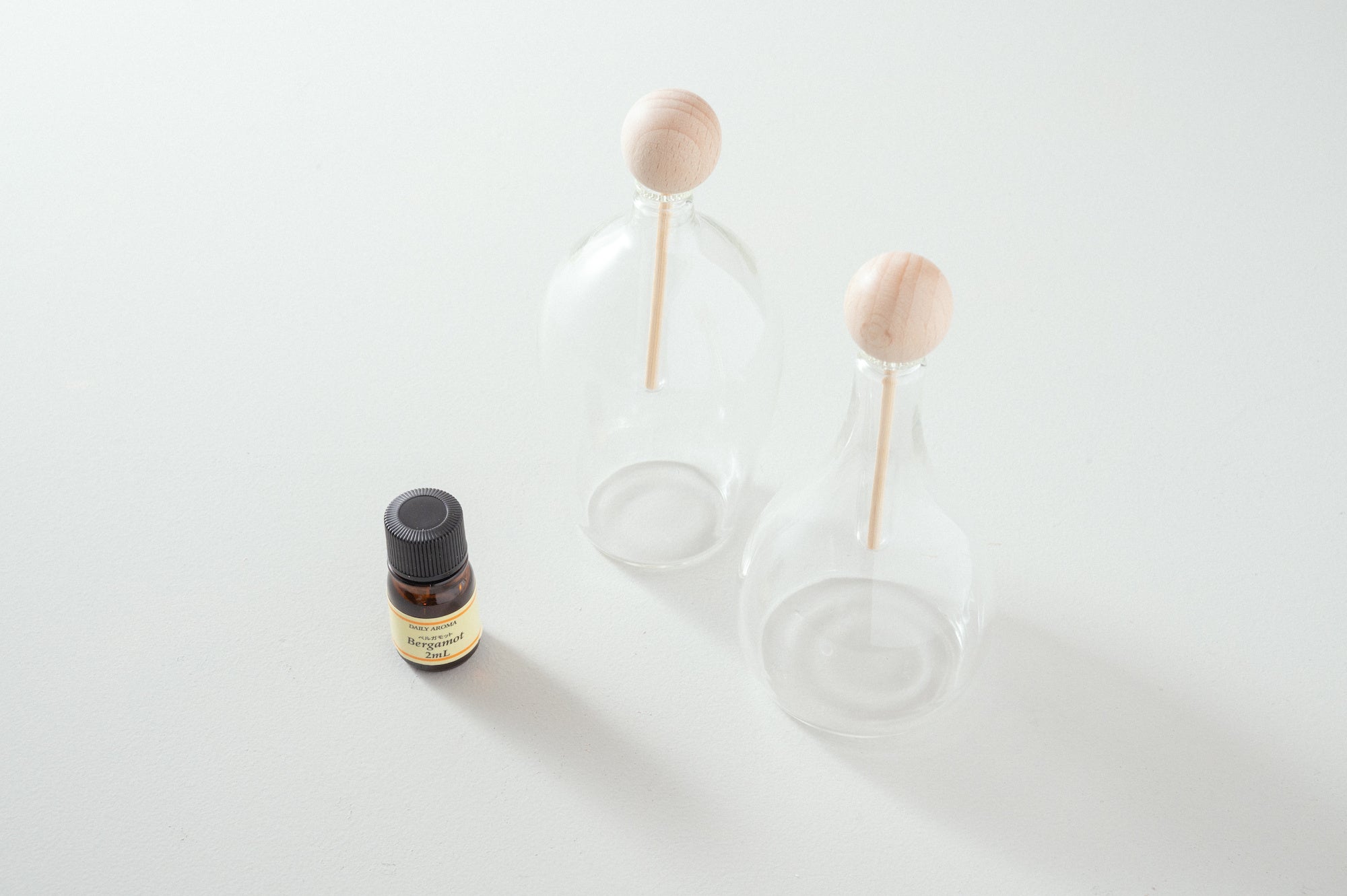 左側のグラス：HARIO RELAXING デスクアロマ コクーン／右側のグラス：HARIO RELAXING デスクアロマ ドロップ