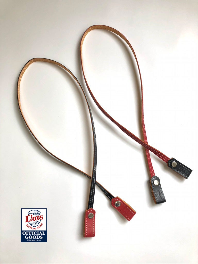 商品名：本革マスクストラップ／価格：2,750円（税込）／カラー：2色（本体-ネイビー、ホック部-レッド、本体-レッド、ホック部-ネイビー)