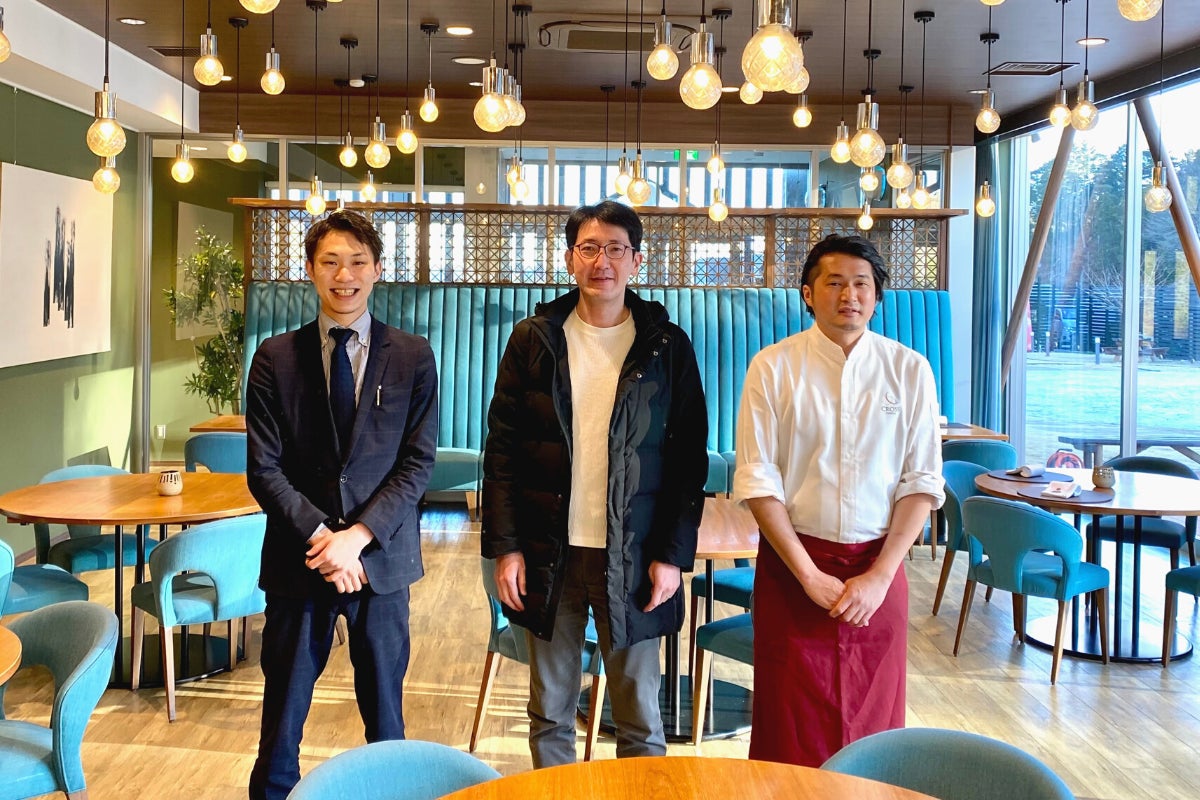 CROSS WONDER DININGの福島シェフ(右)と青木マネージャー(左)