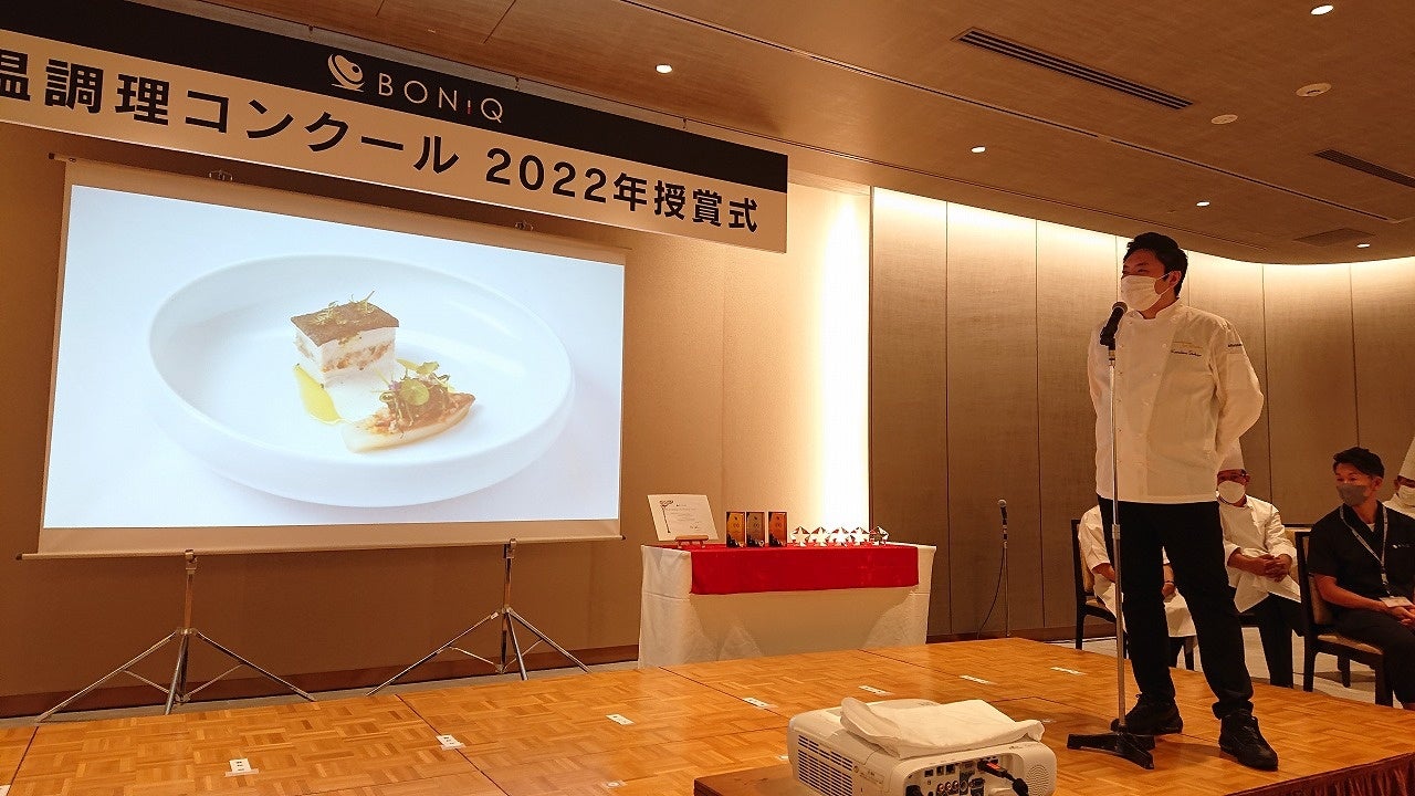 トゥールダルジャン東京の柴田啓介氏の料理についてコメントする関谷健一朗シェフ