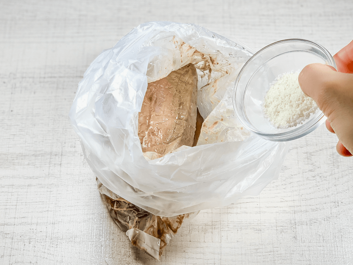 BONIQ終了後、肉に塩を含ませる（1時間〜）