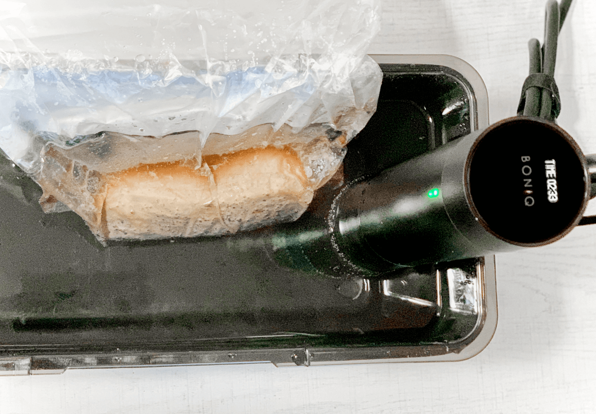 設定温度に達したら袋を湯せんに入れ、低温調理をする（BONIQ使用）