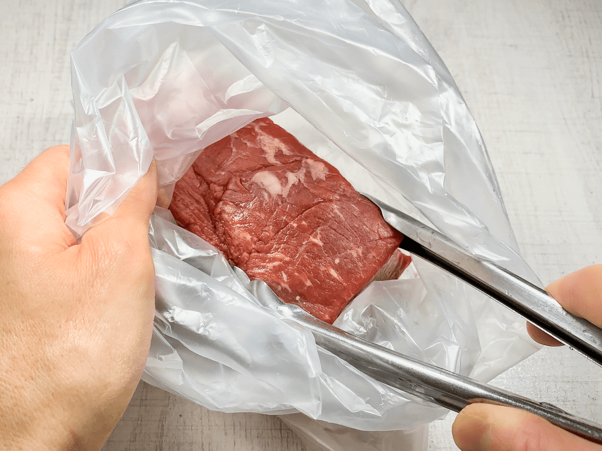 耐熱袋に牛もも肉を入れる