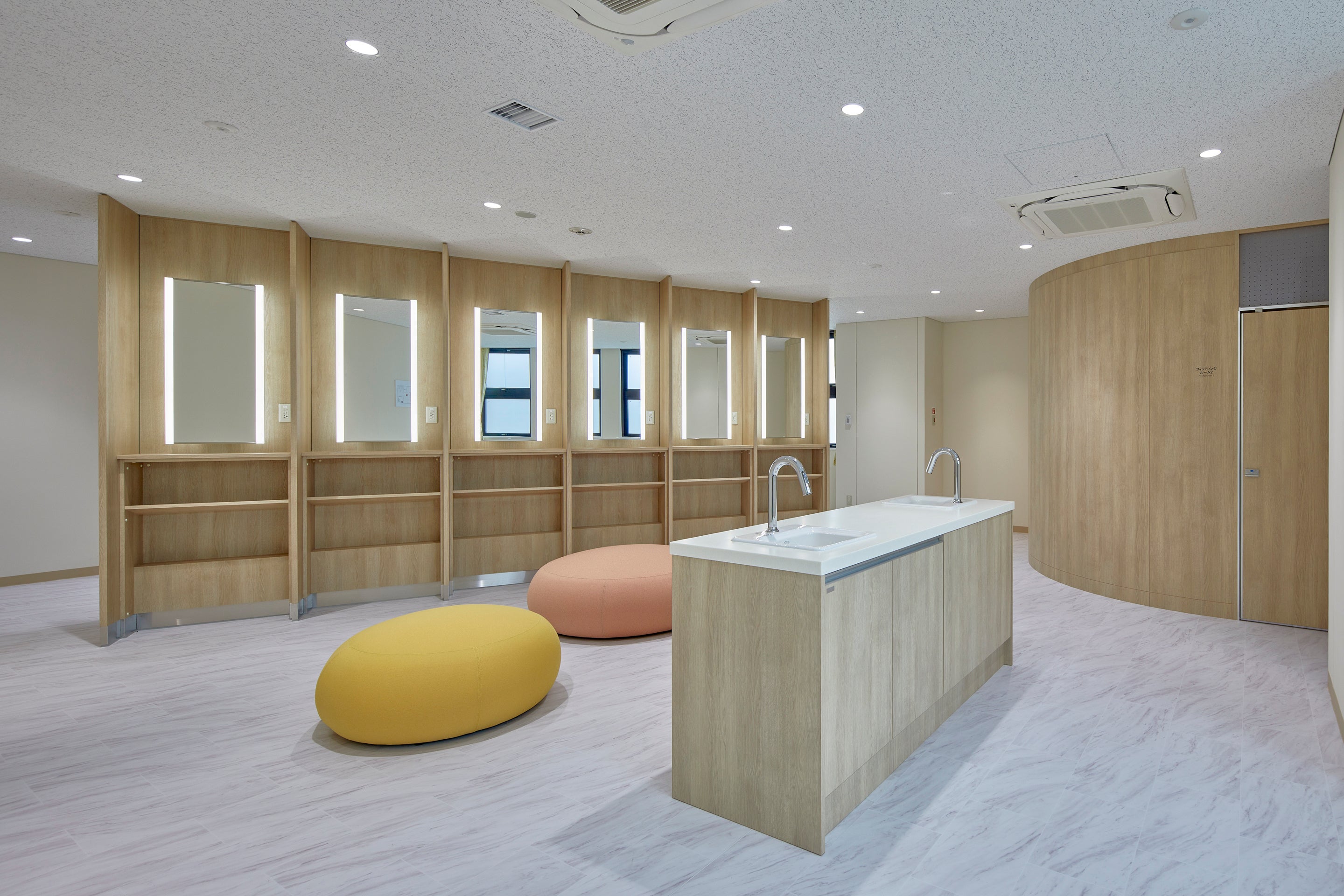 関西学院大学神戸三田キャンパスの新棟　Ⅷ号館1Fパウダールームへ設置