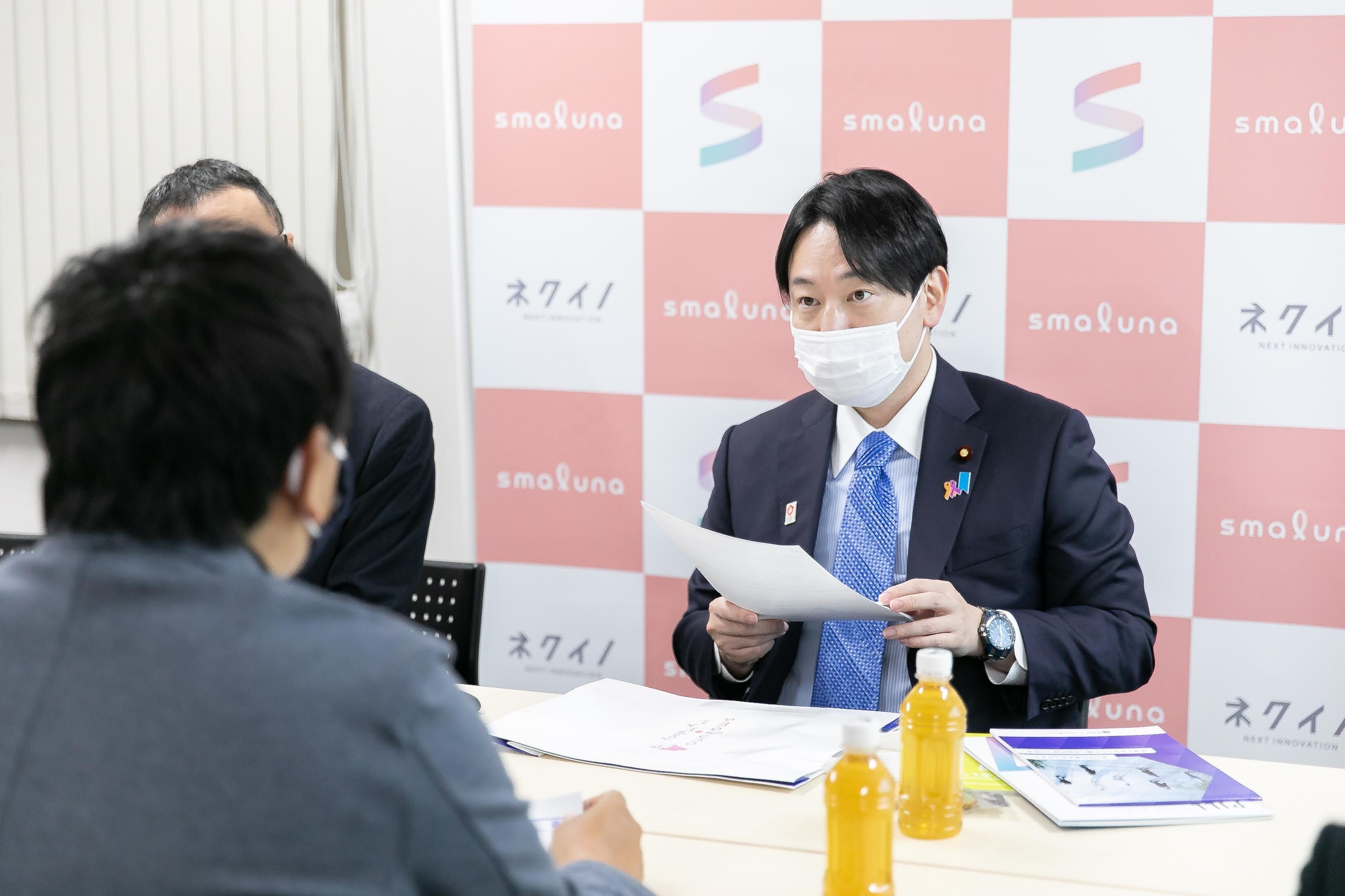 スマルナステーション関係者や助産師、医師と意見交換する小倉將信少子化・男女共同参画担当大臣