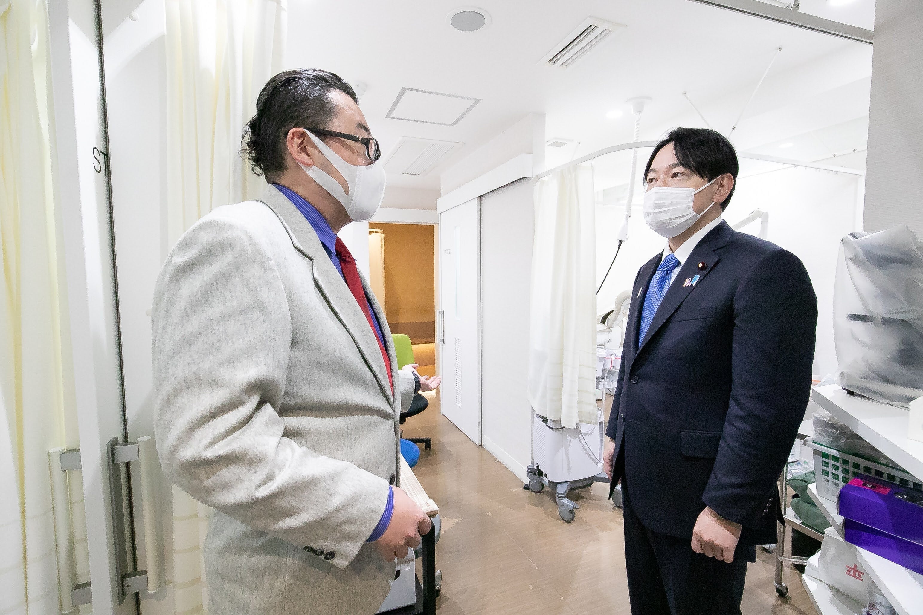 さくま診療所を視察し佐久間院長と会話する小倉將信少子化・男女共同参画担当大臣