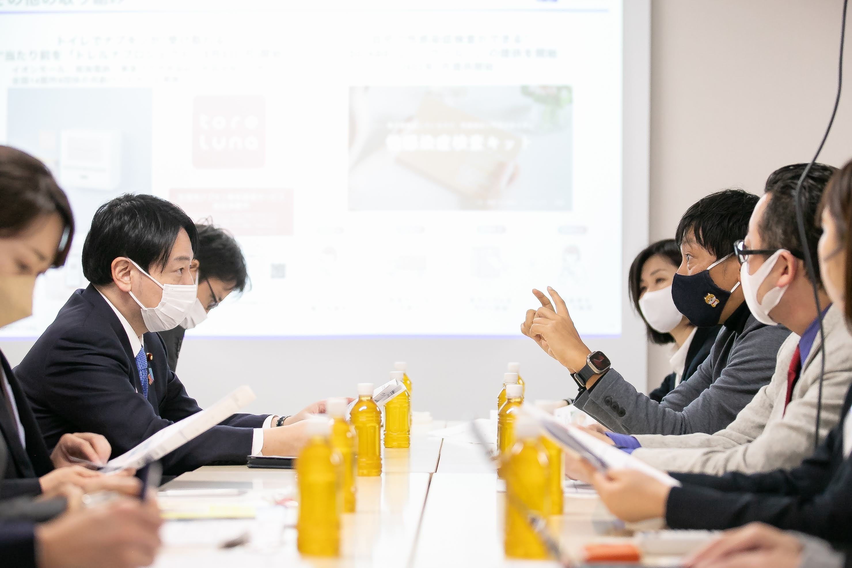 スマルナステーション関係者や助産師、医師と意見交換する小倉將信少子化・男女共同参画担当大臣