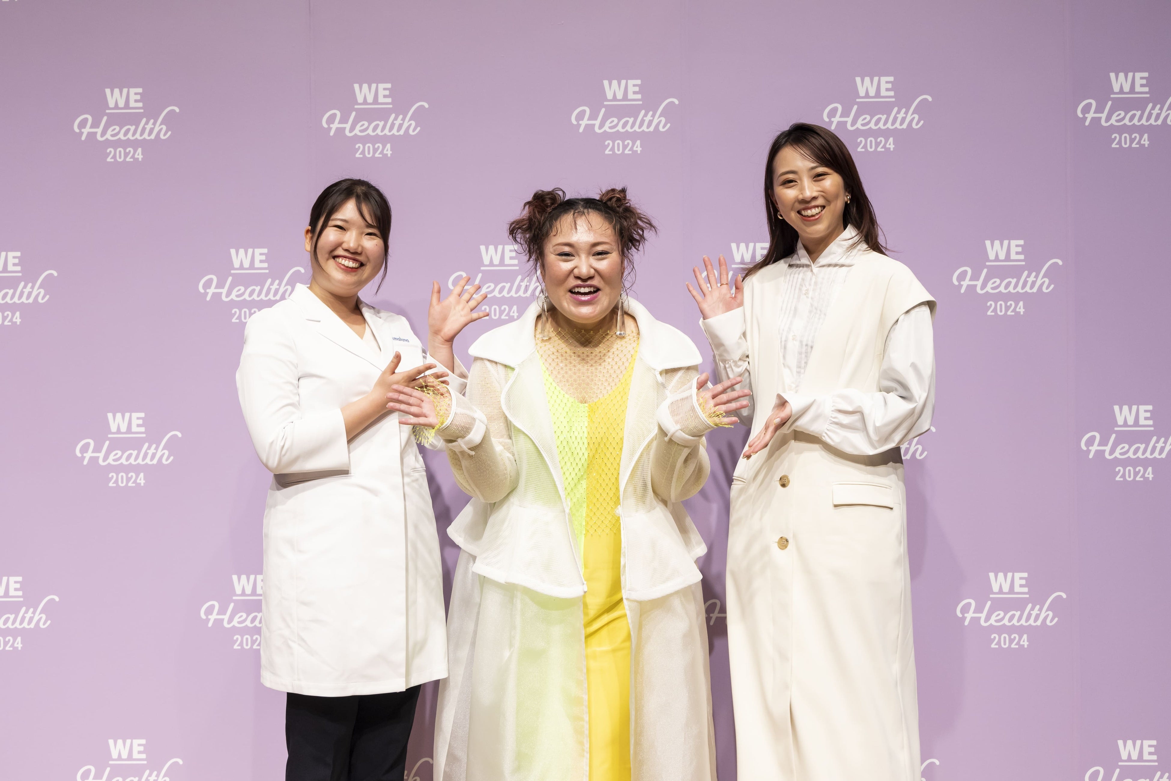 トークセッション登壇者（左からスマルナ医師・中村葵／タレント・バービーさん／司会）