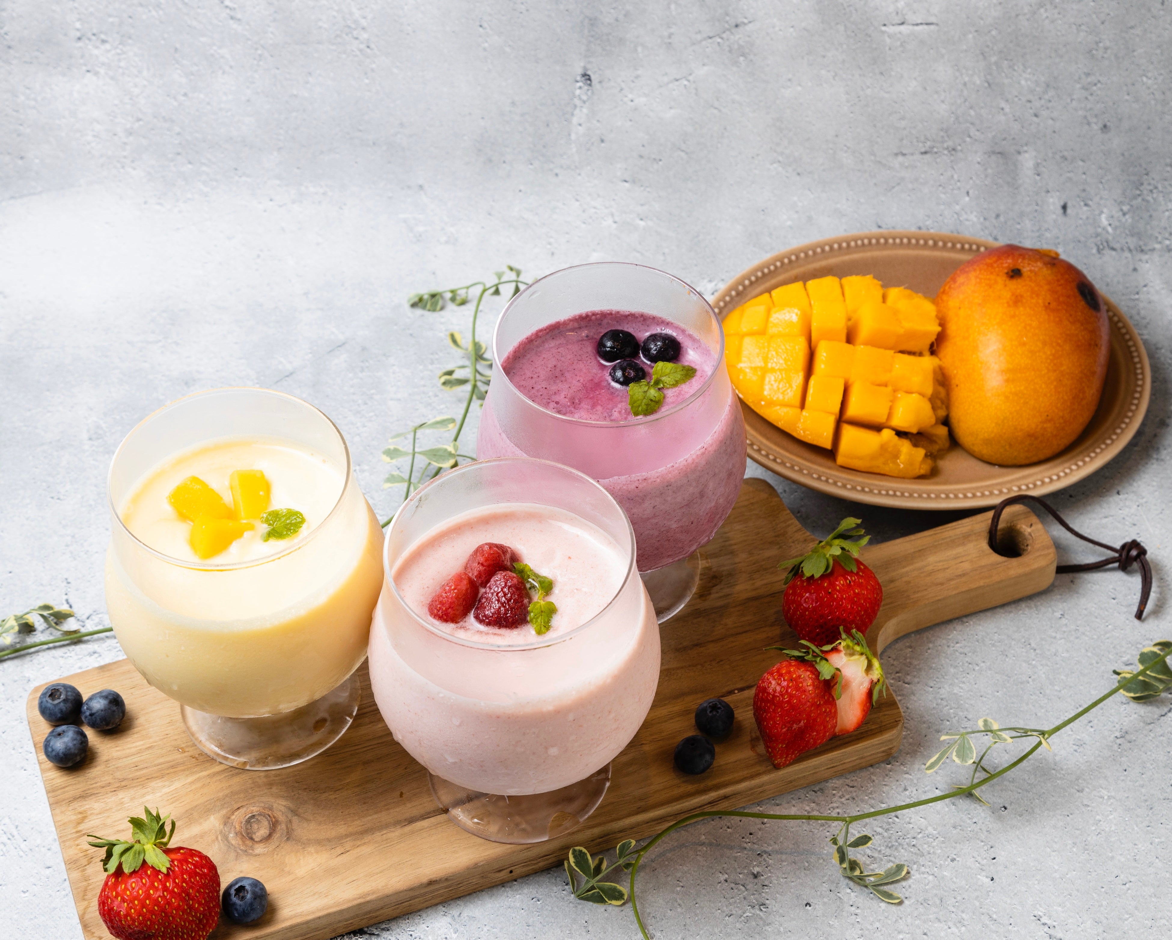 ヨーグルトカクテル（マンゴー・ストロベリー・ブルーベリー）各850円