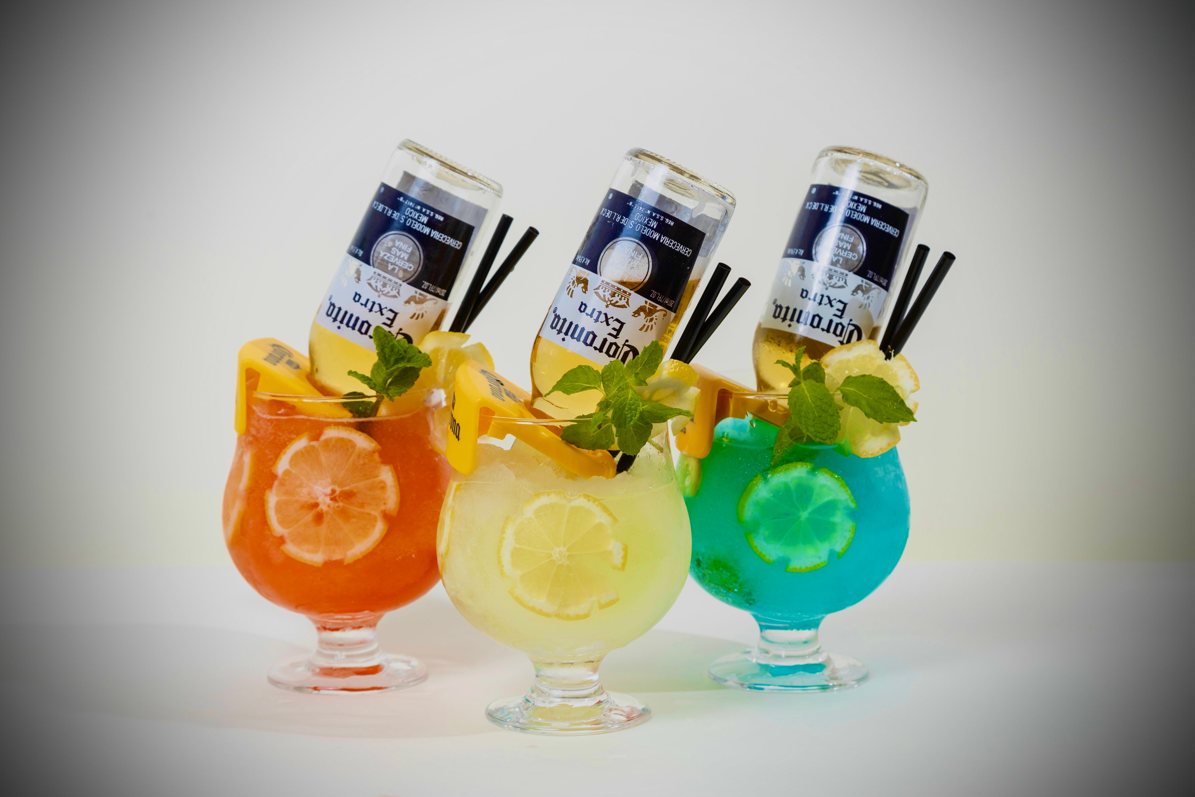 真夏に飲みたい色鮮やかな3種類のコロナリータ