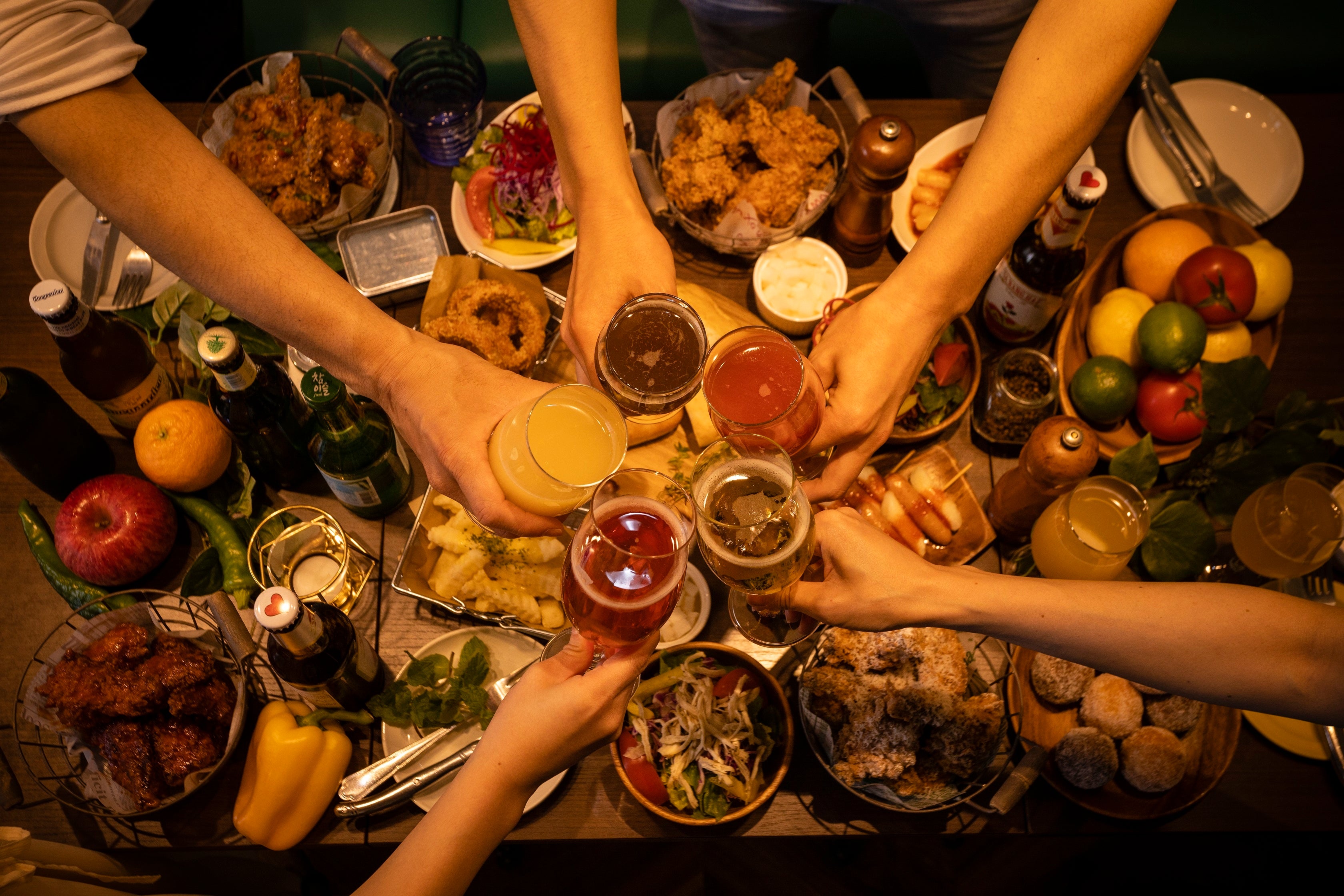 揚げたてチキンと冷たいビールの組み合わせが最高に美味しい「チメク」