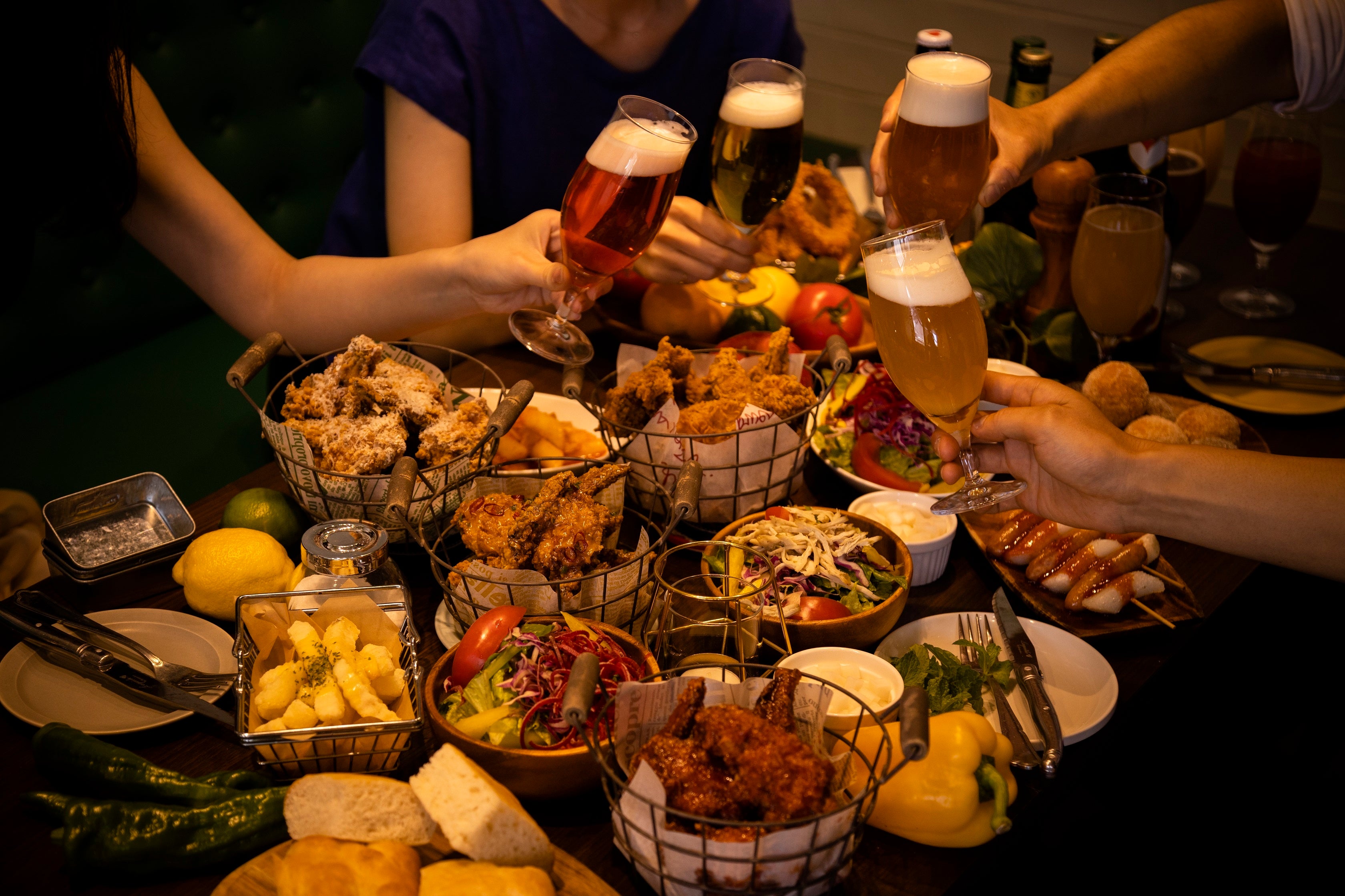 揚げたてチキンと冷たいビールの組み合わせが最高に美味しい「チメク」