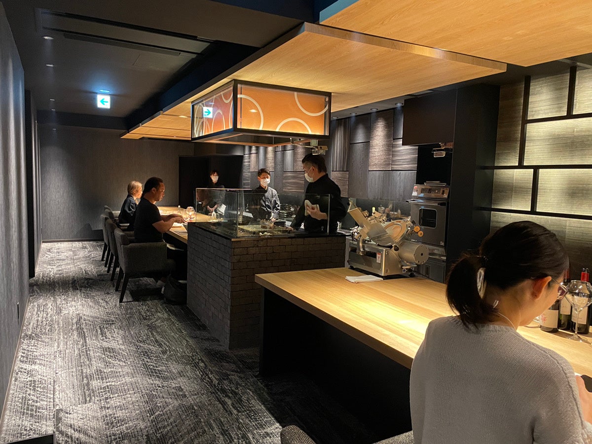 店内 カウンター席と焼き台