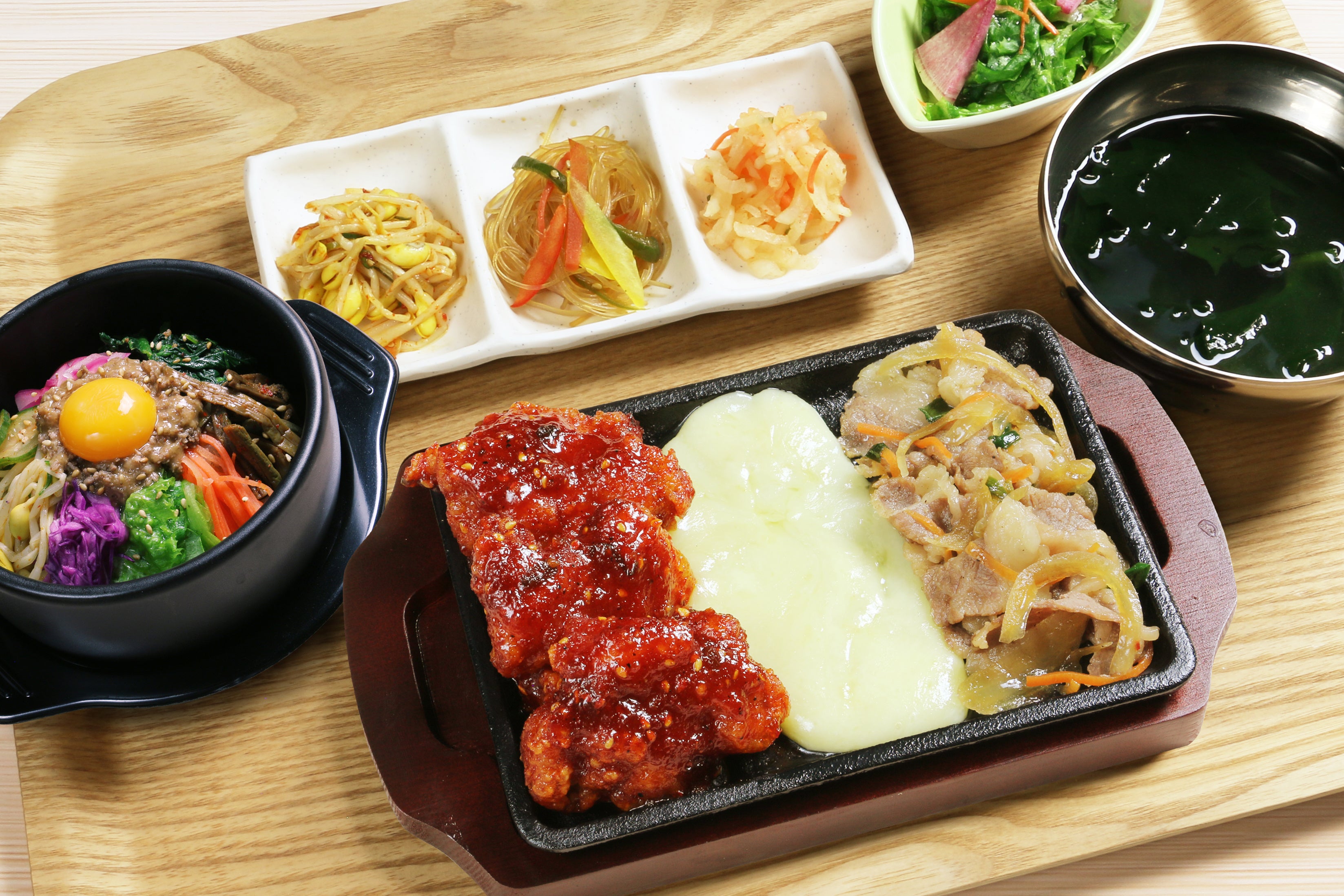 ヤンニョムチキン＆プルコギ定食【価格980円(税込)】と石焼ピビンパ【オプション価格400円(税込)】