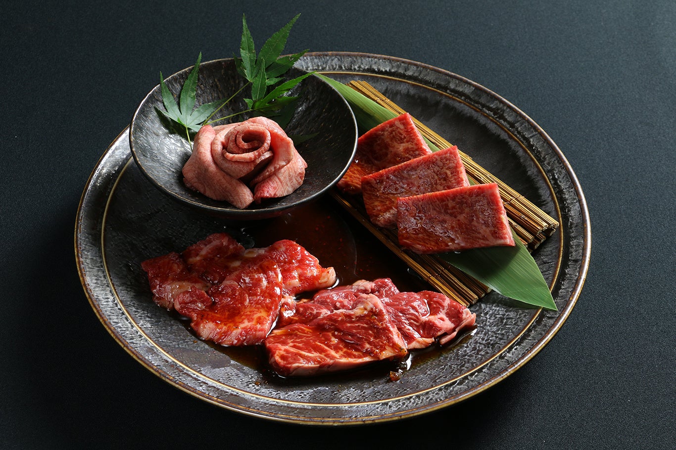 ハーフサイズの焼肉メニューを盛合せたイメージ