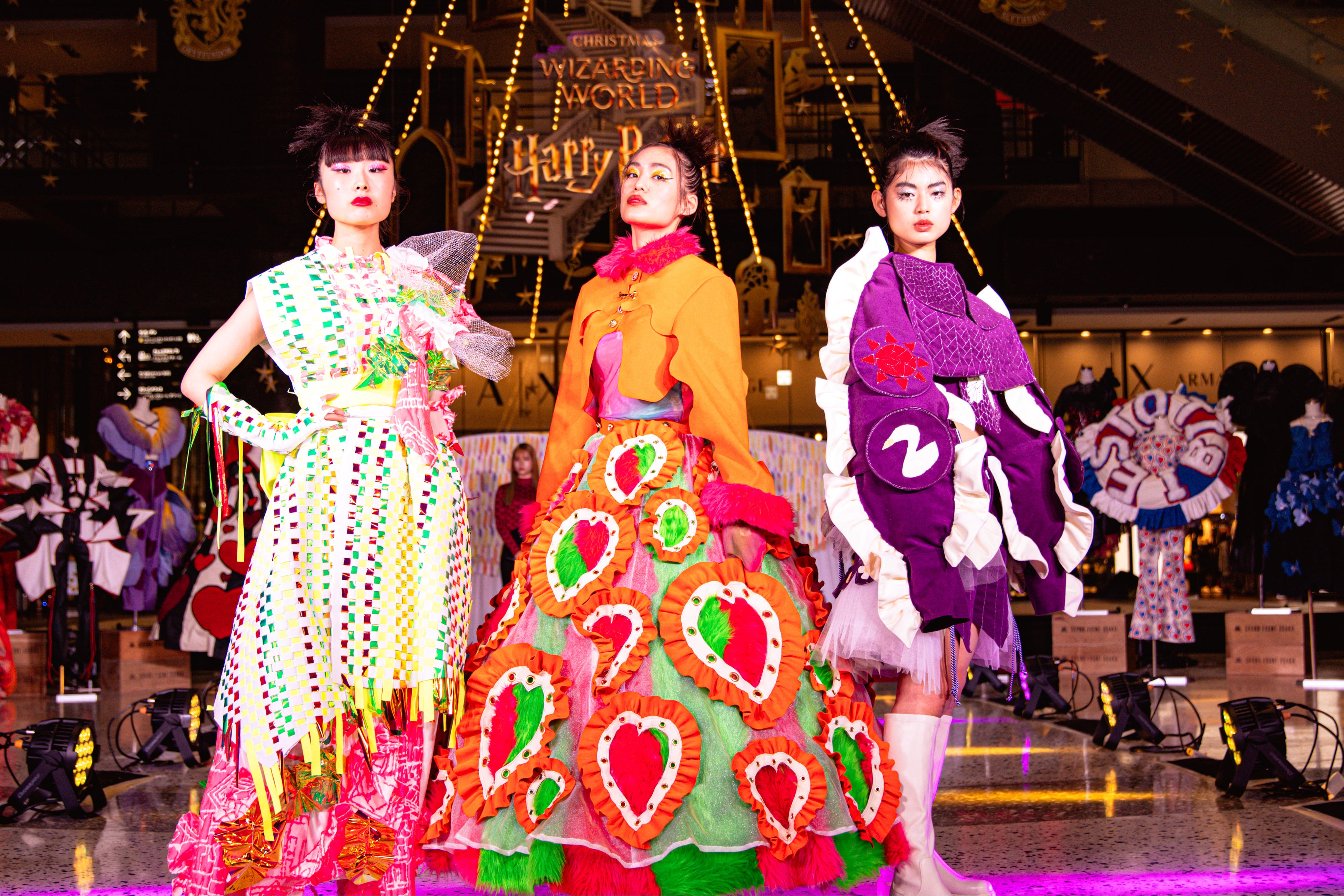 ▲学生たちが制作した衣装でポージングするモデル