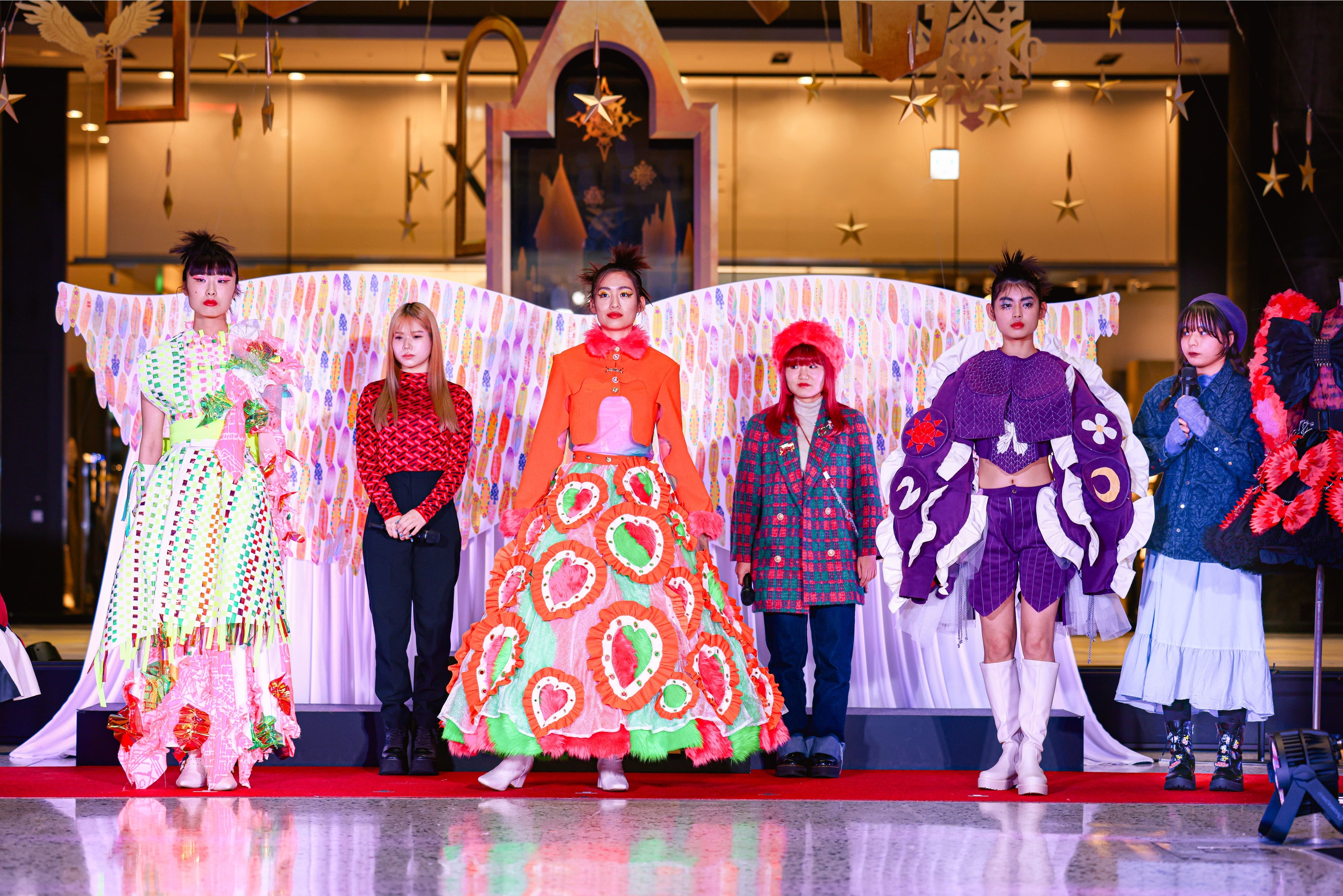 ▲上位3作品の衣装を制作した学生とモデル