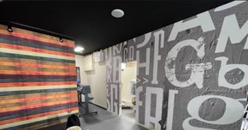 写真③④ ショールーム内装 当社プリンタで制作した壁紙アートがお客様をお迎え致します