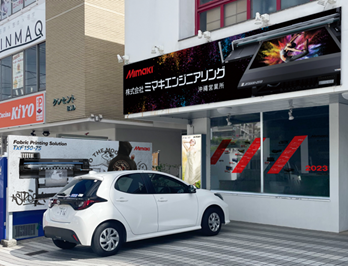 写真②　屋外看板及び窓の加飾施工