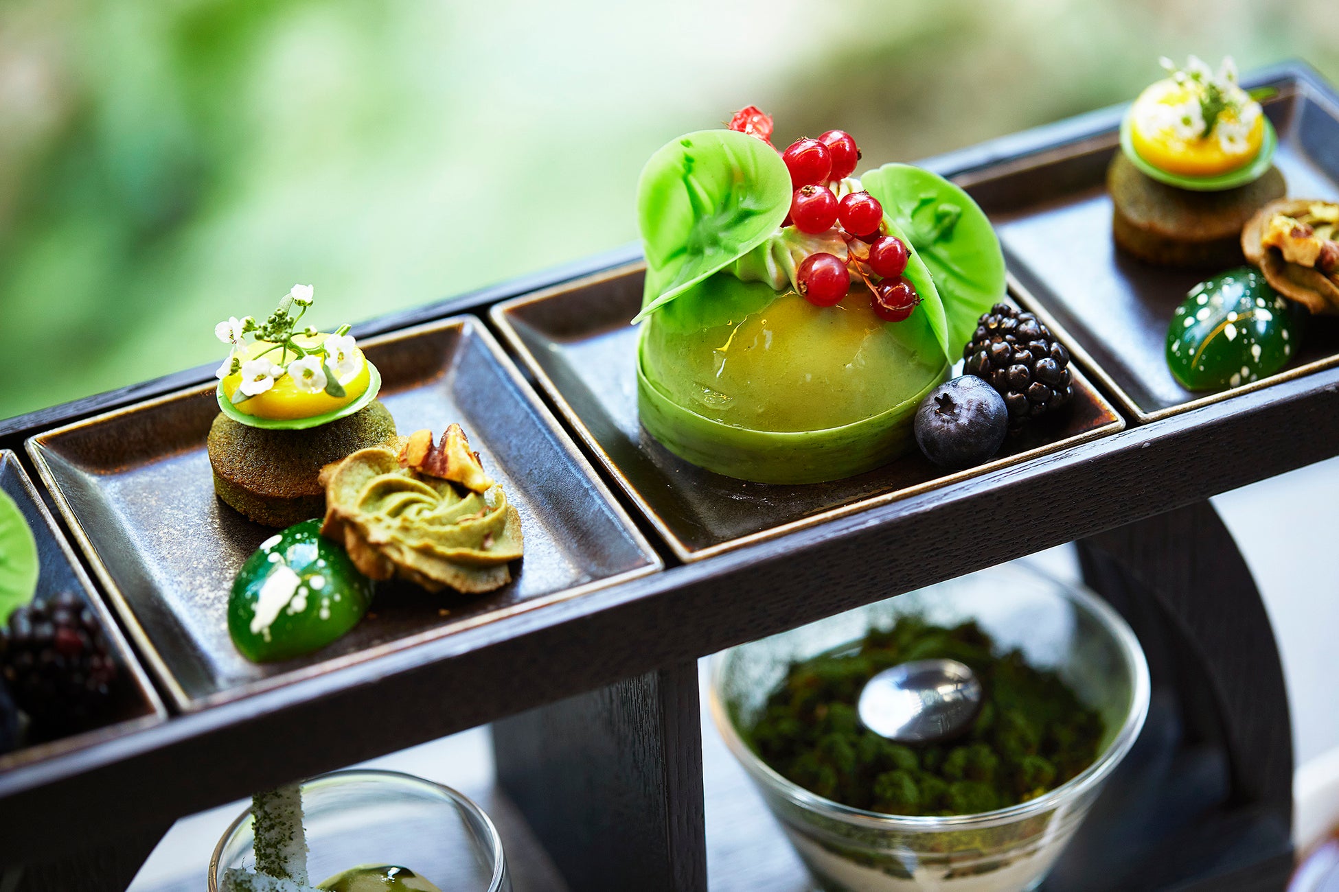 「グリーンティー フォレ デセール」より。抹茶とラズベリーのムースは、抹茶のムースの中に、果肉感たっぷりのラズベリーのソースを合わせた。