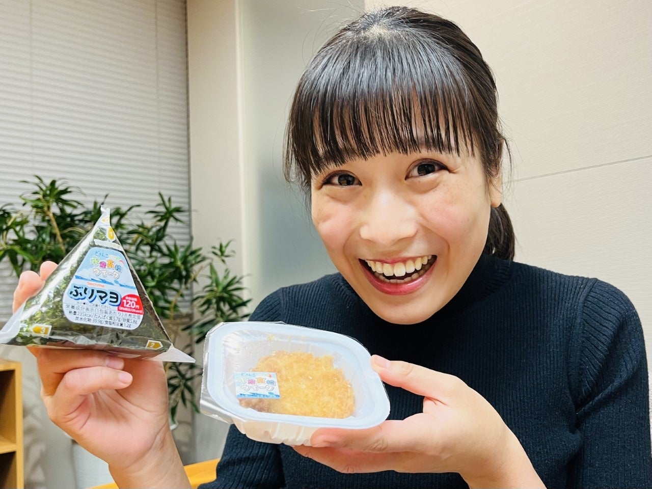 商品を手にするSTV佐々木美波アナウンサー