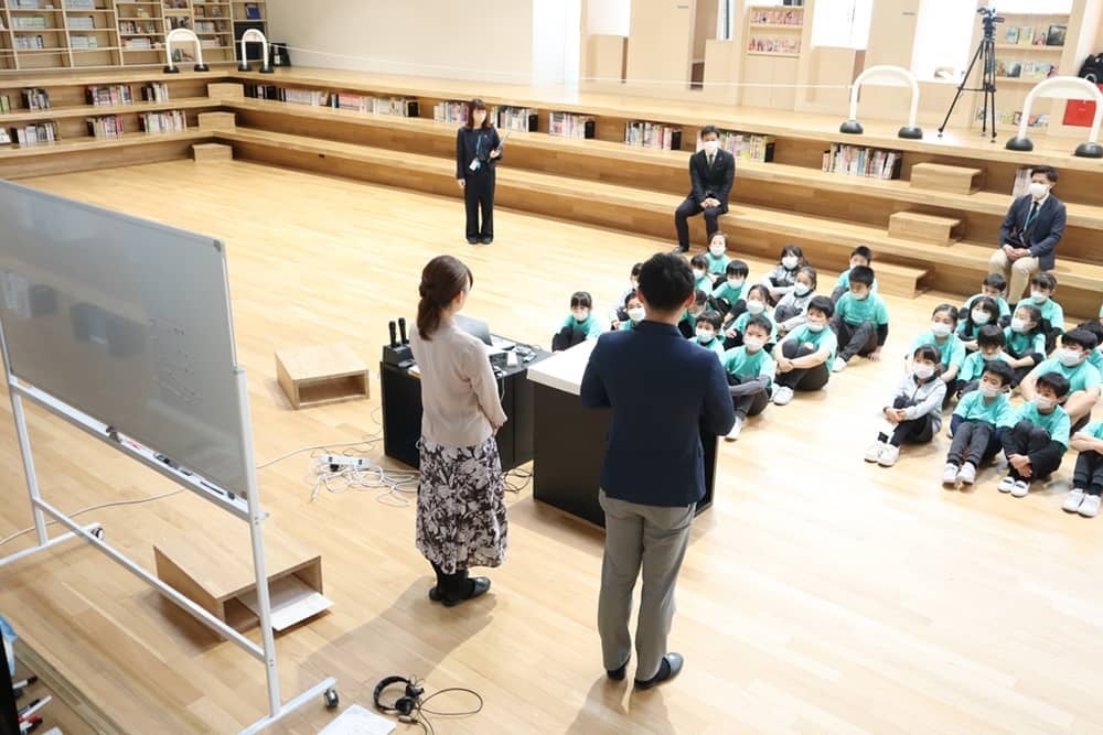 真剣に聞き入る子どもたち