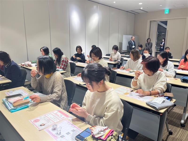 薄い味がついた水溶液を飲んで味を当てる参加者