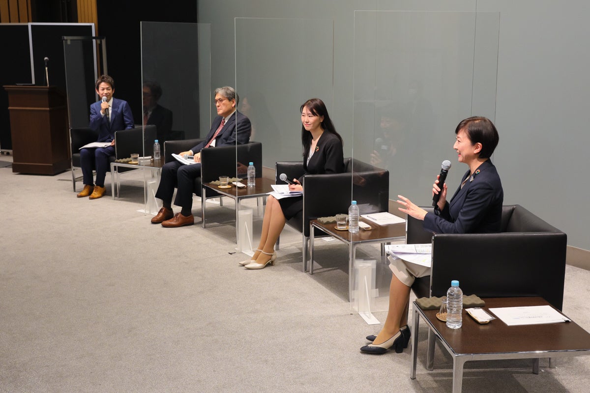 左からファシリテーターの清水健、パネリストの長谷部敏朗、村瀬理紗、生田目早苗