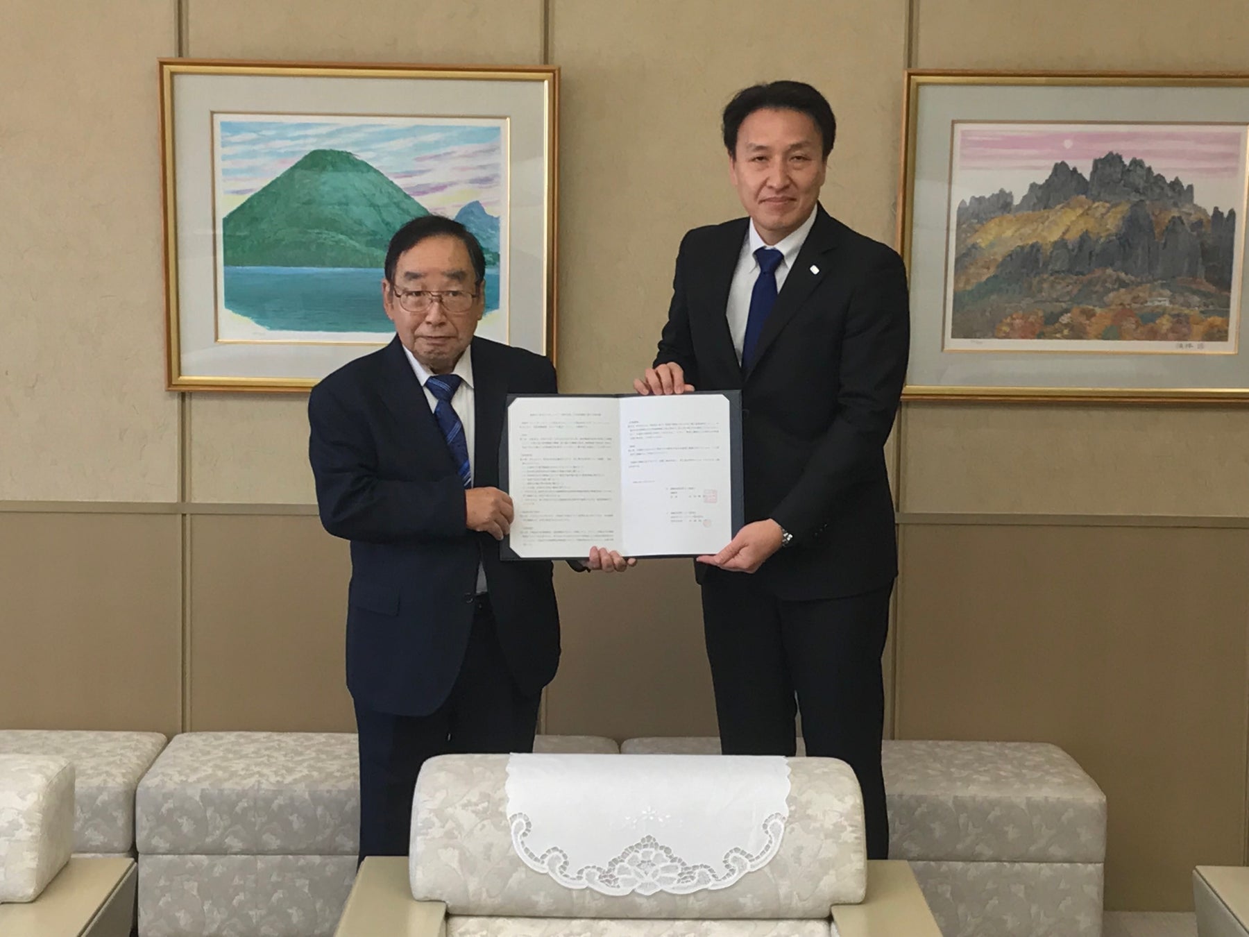 左から 高崎市:富岡賢治市長、東京ガスネットワーク:佐藤隆一群馬支社長