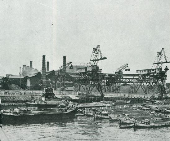石炭艀（はしけ）と千住工場揚炭風景　昭和9年(1934)