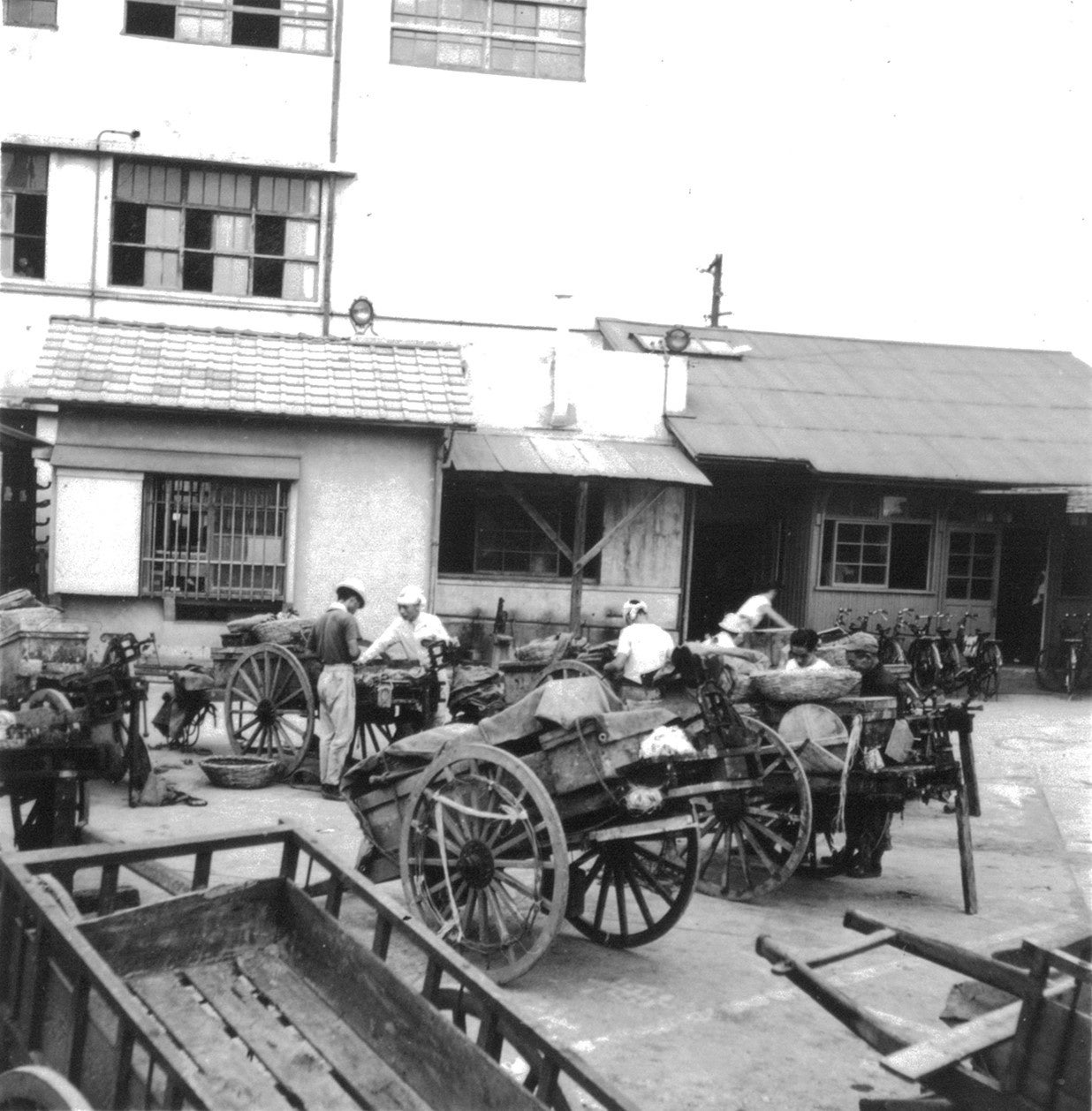 大八車による工作車の出発準備風景　昭和27年(1952)