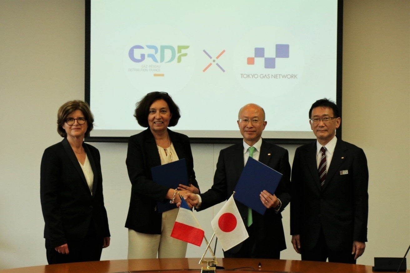 締結式の様子 （左からGRDF社 マリフランソワズ・ルービー最高技術責任者、ロランス・ポワリエディエ社長、 東京ガスネットワーク　野畑邦夫会長、沢田聡社長）