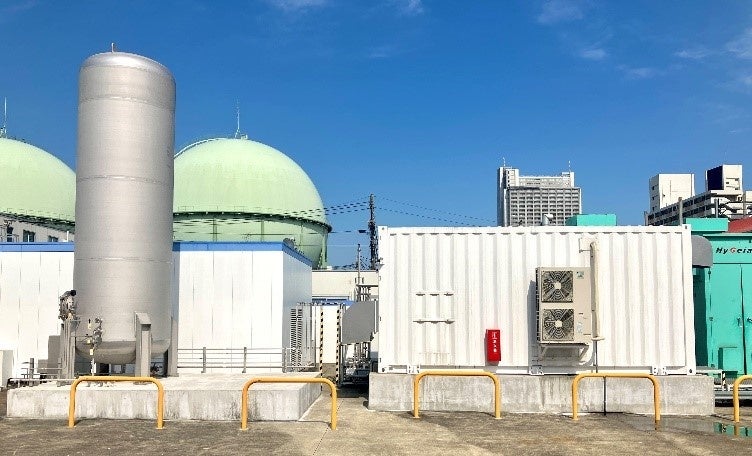 導入したAEM水電解装置と水素タンクの全景