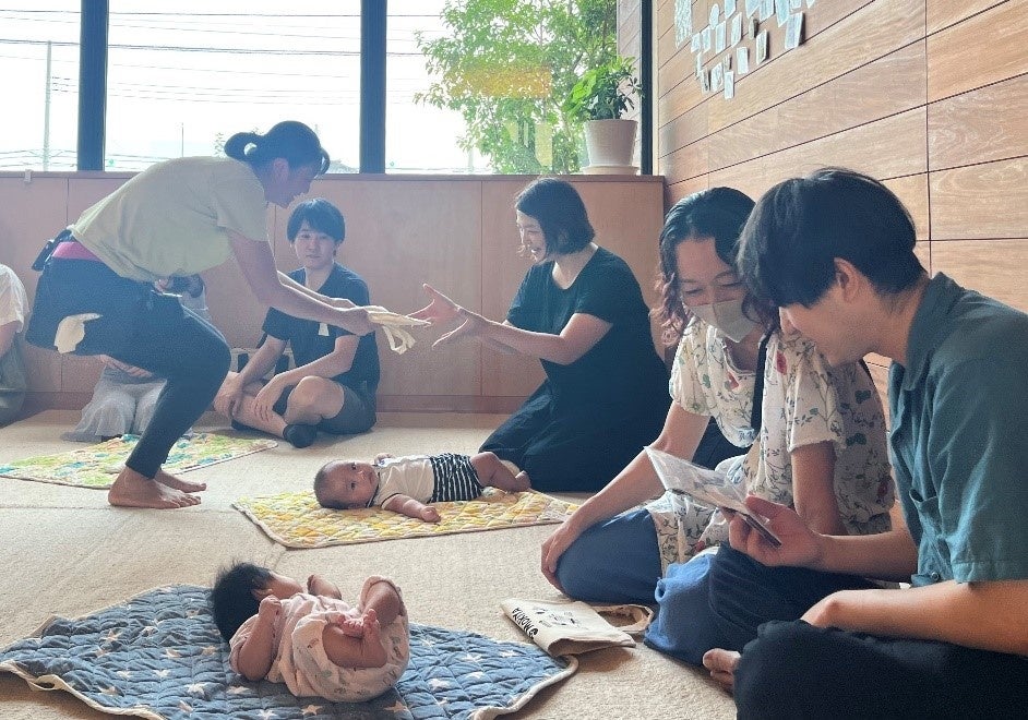 まつやま百合ケ丘保育園(守谷市)で本製品を手渡した様子