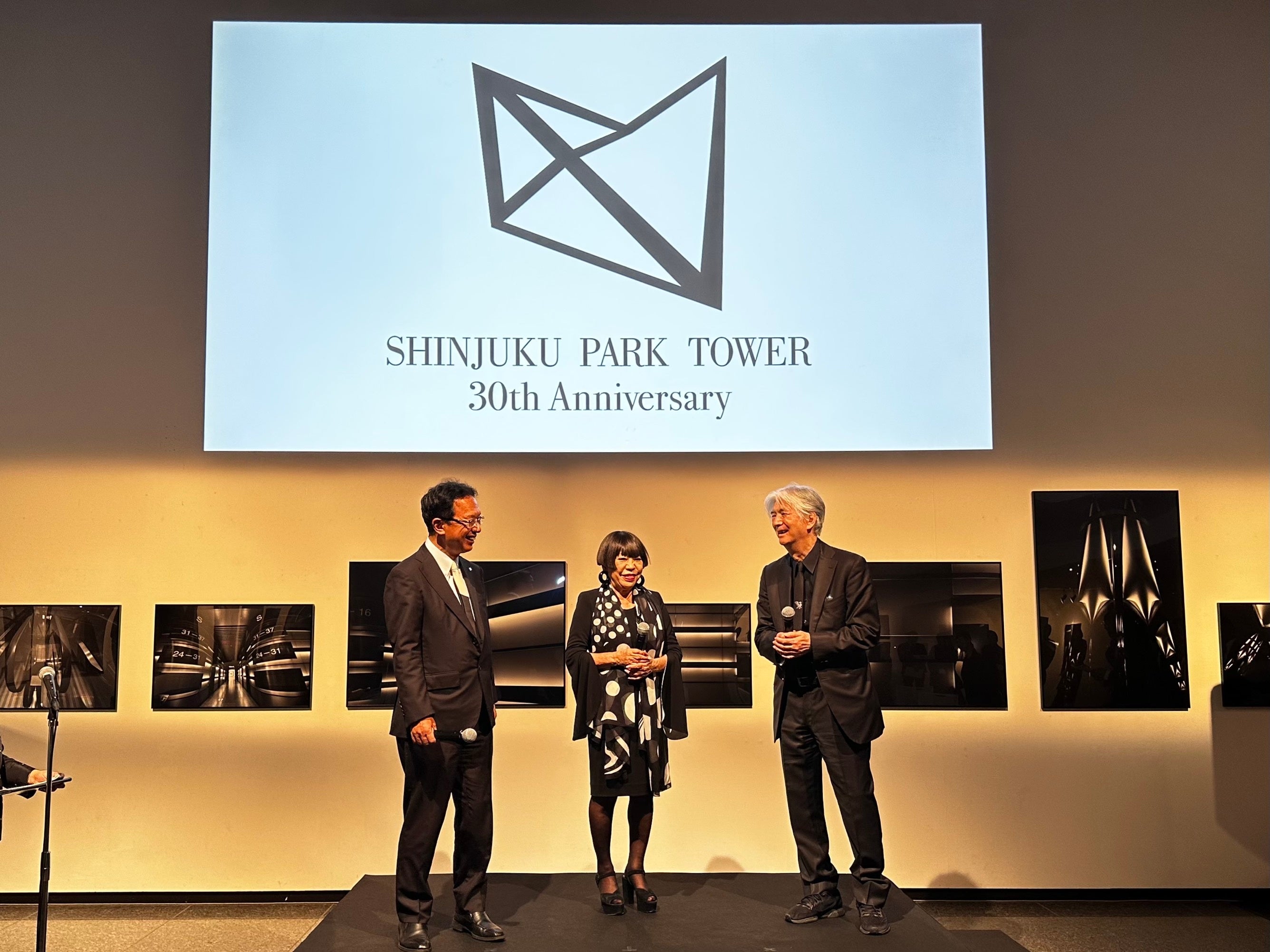 2023年9月12日開催の就任式の様子 （左から）東京ガス不動産社長穴水孝、コシノジュンコ氏、鈴木弘之氏