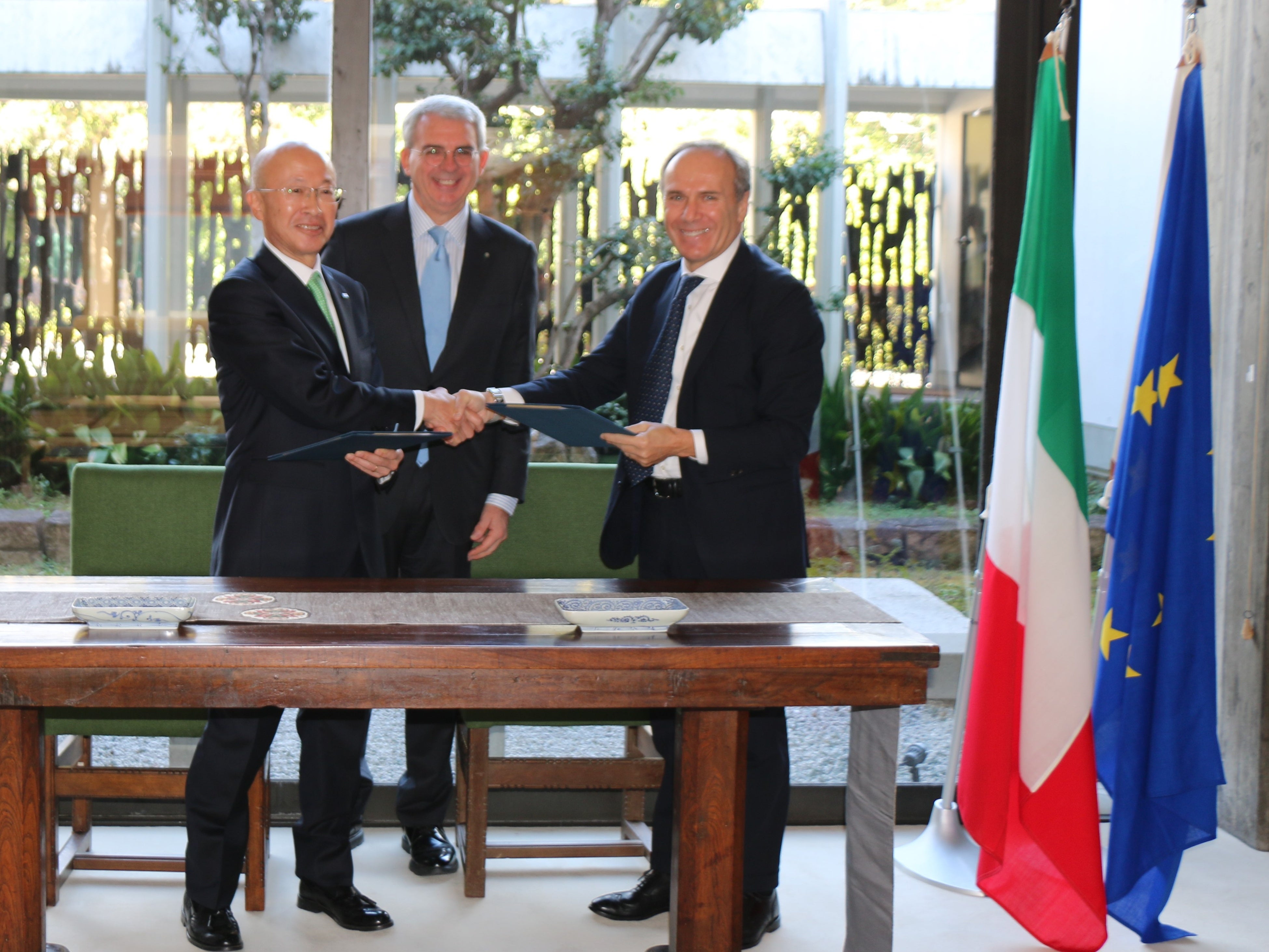 イタリア大使館での締結式の様子 （左から東京ガスネットワーク　野畑邦夫会長、ジャンルイジ・ベネデッティ大使、イタルガス　パオロ・ガロ社長）