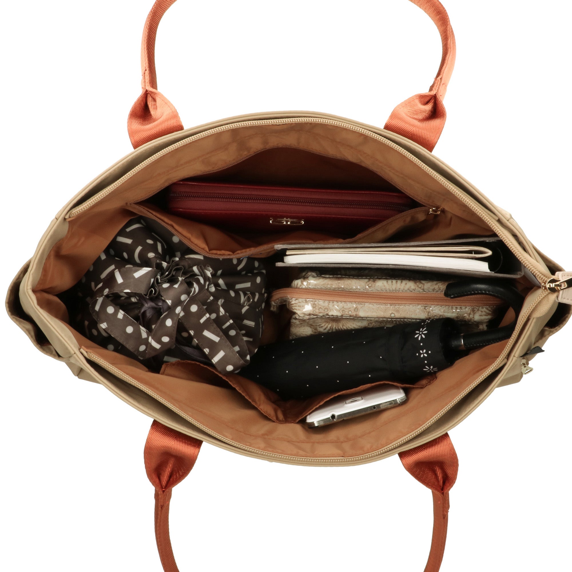 内側3つ、外側4つ、トータル7つのポケットに毎日の荷物をすっきり収納