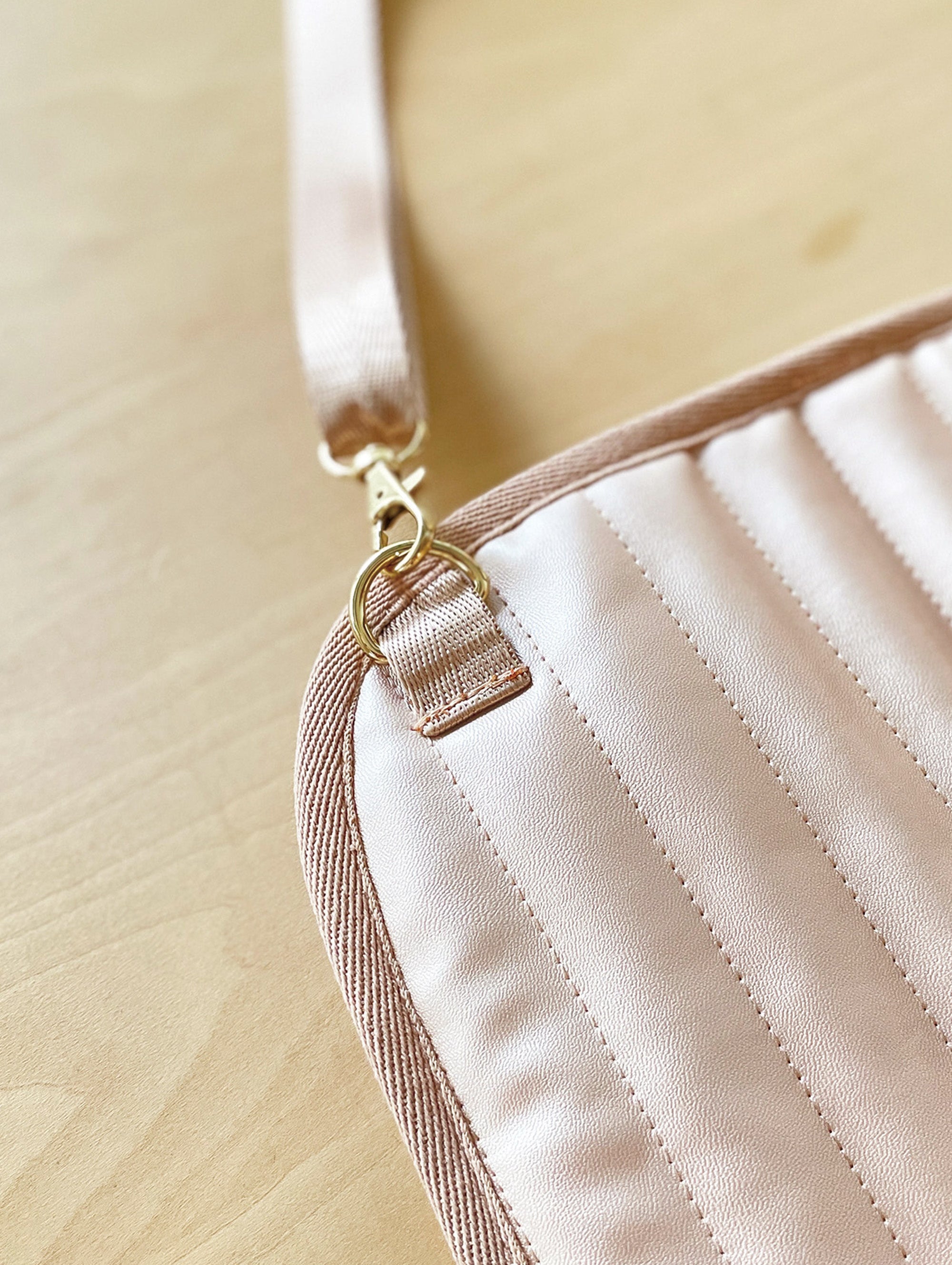 手持ちのショルダーベルトを取り付け可能